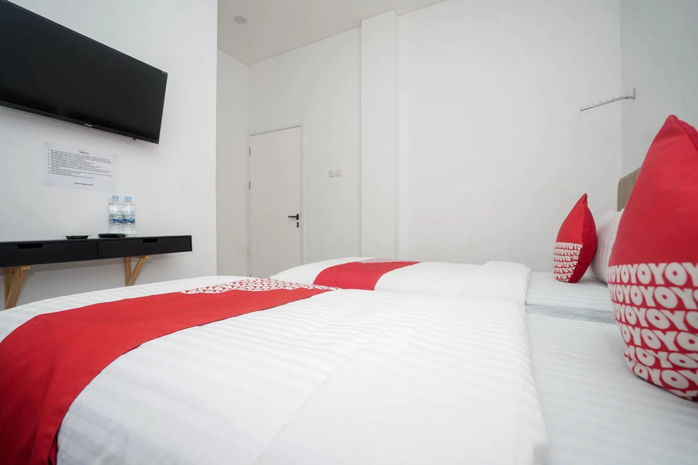 Bedroom, Bed in OYO 443 Hotel Barlian