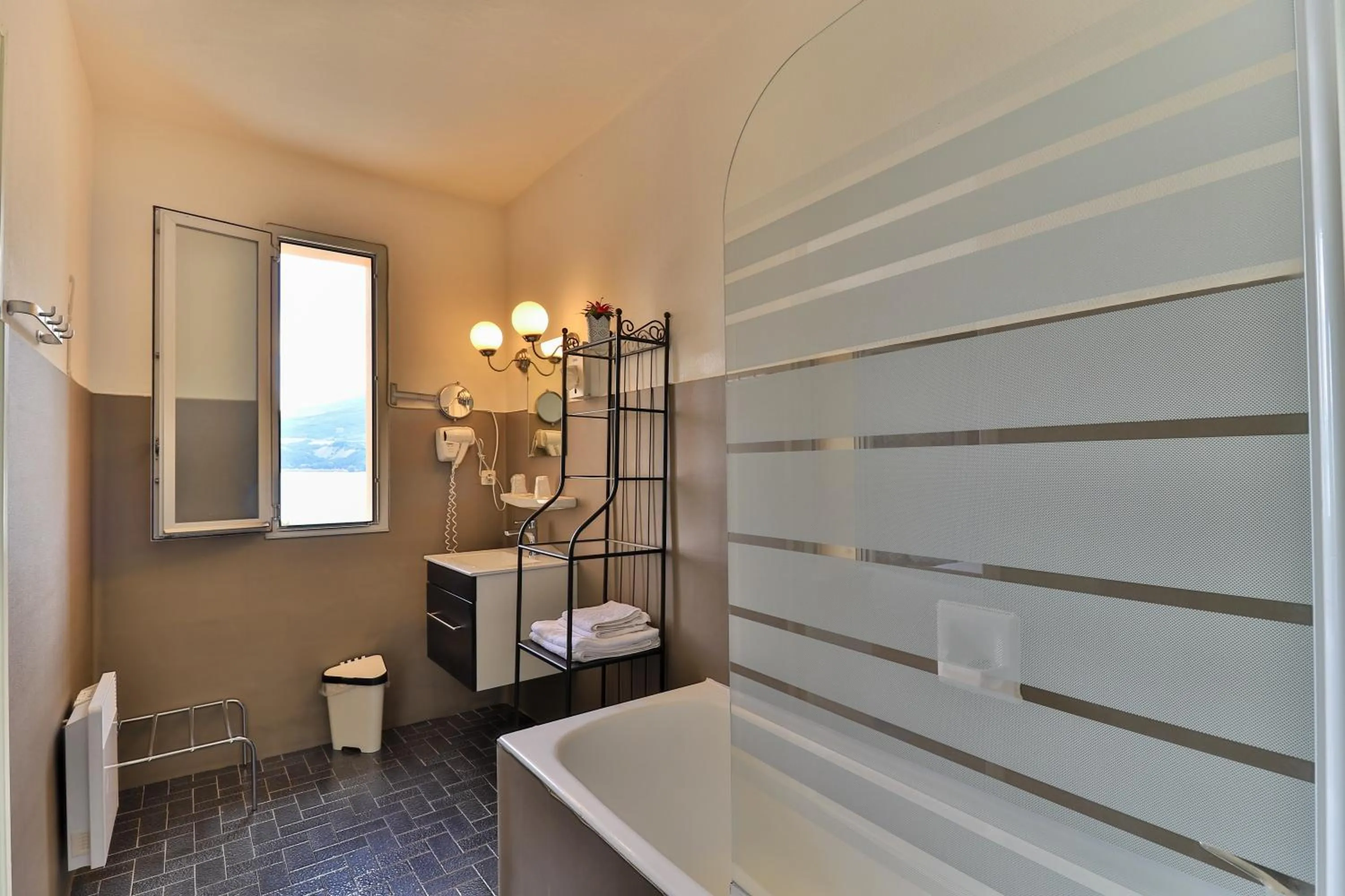 Bath in Hôtel Les Flots Bleus