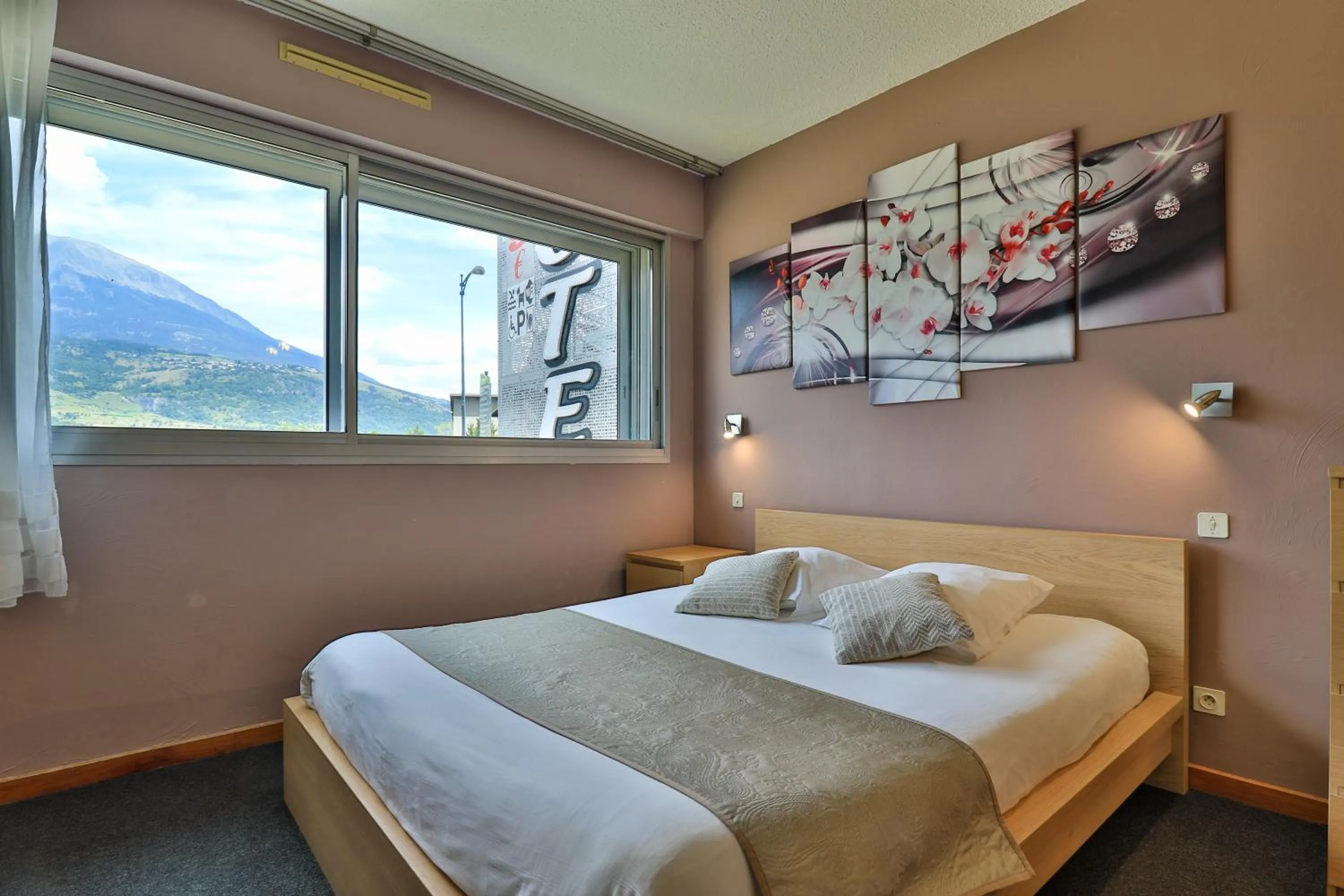 Mountain view, Bed in Hôtel Les Flots Bleus