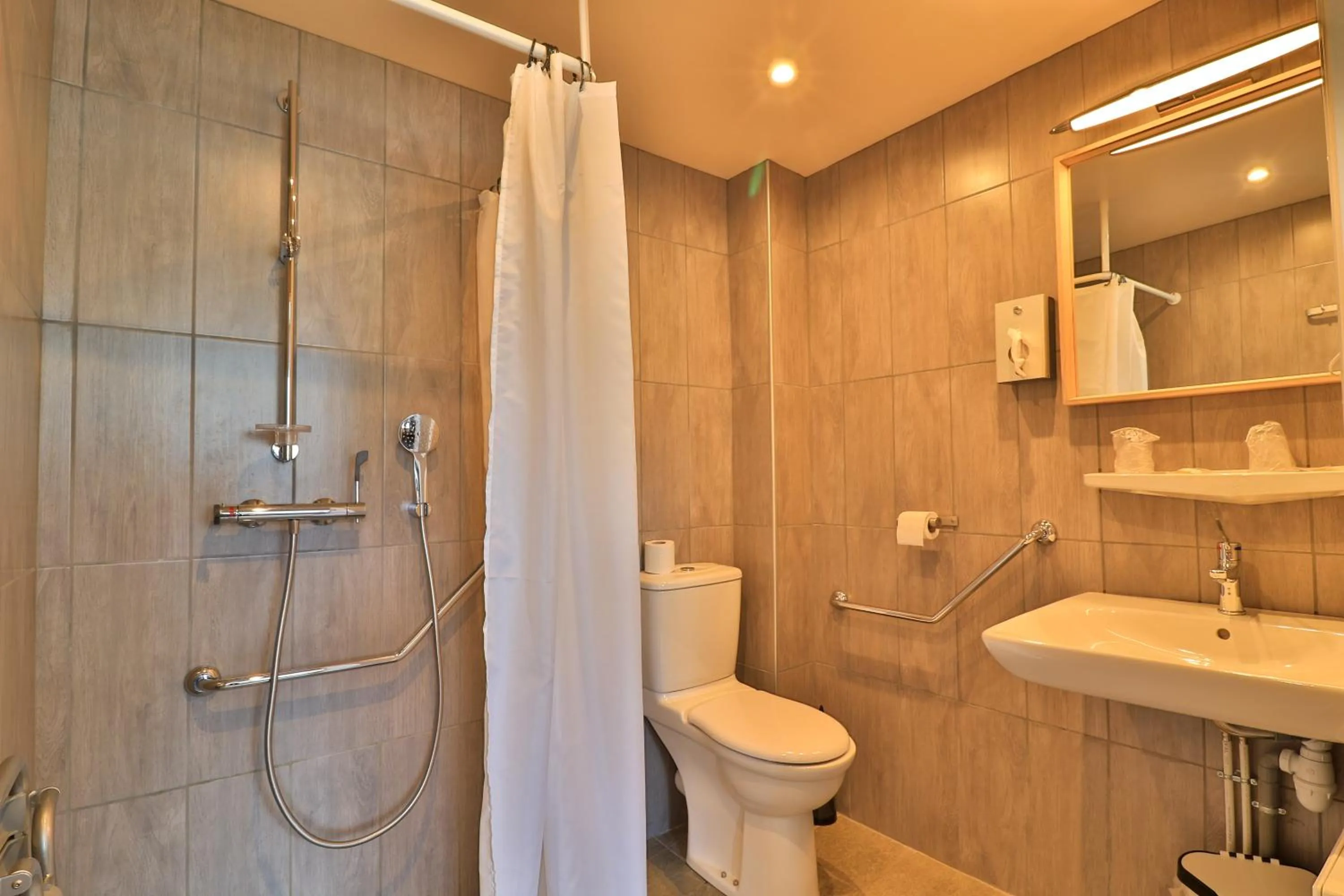 Shower in Hôtel Les Flots Bleus