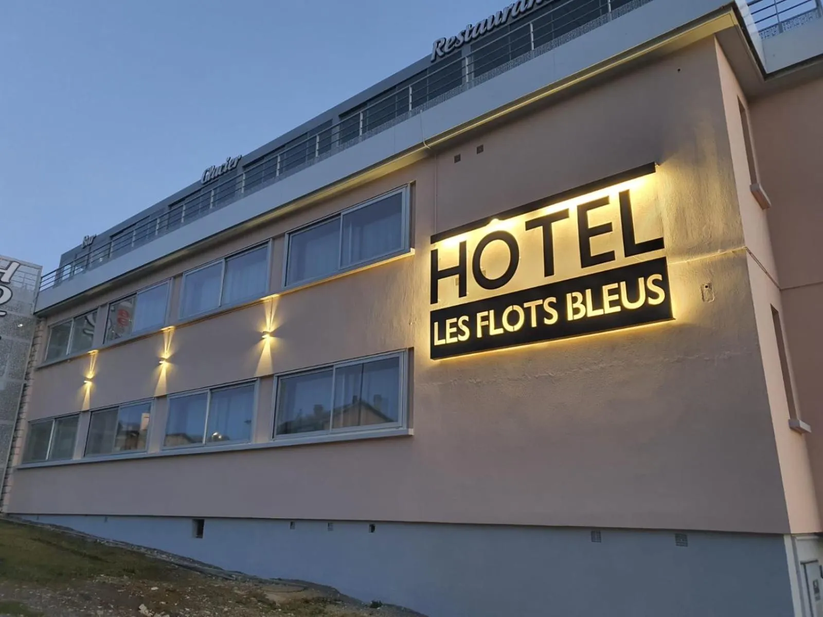 Property building in Hôtel Les Flots Bleus