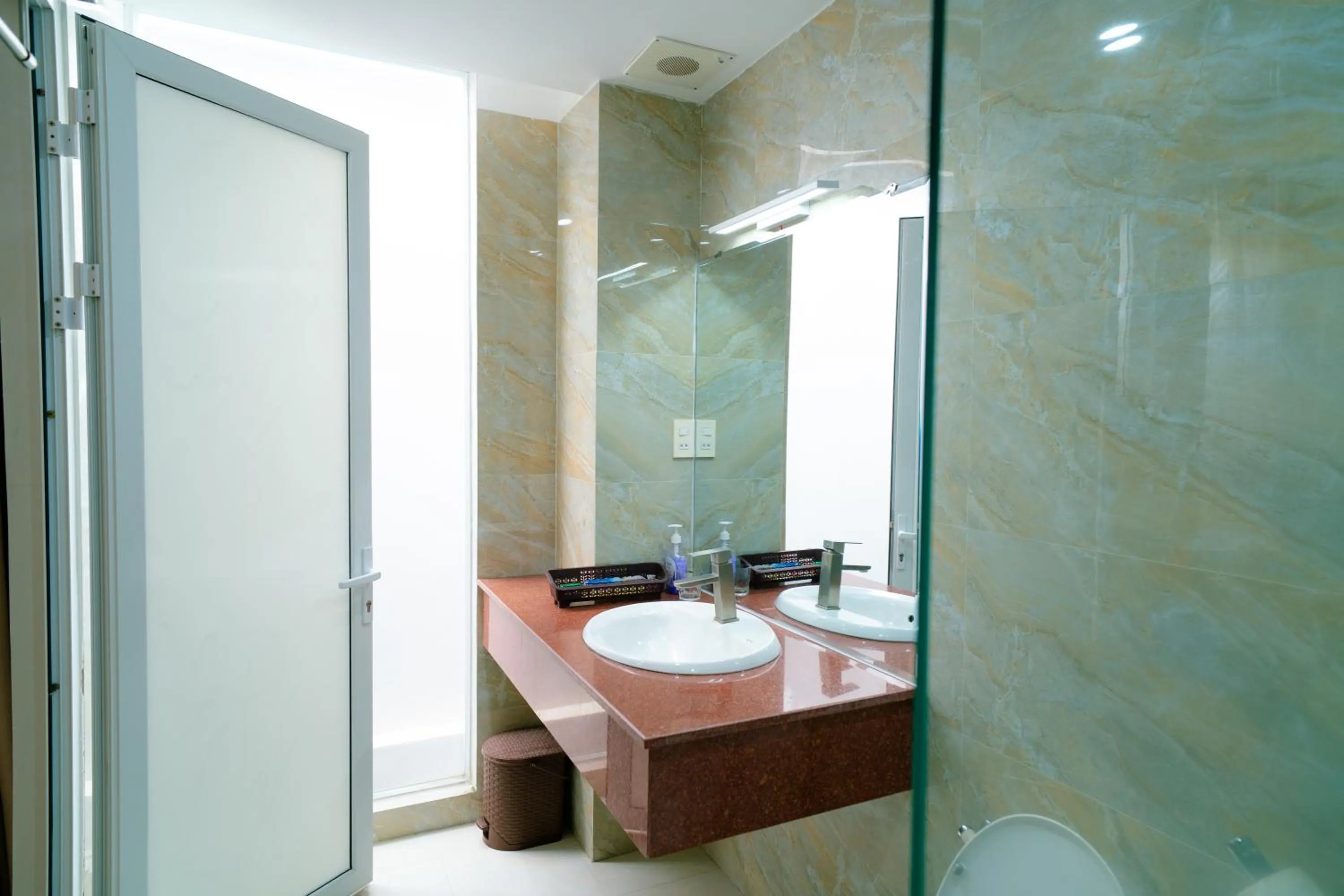 Shower in Khách sạn Minh Long