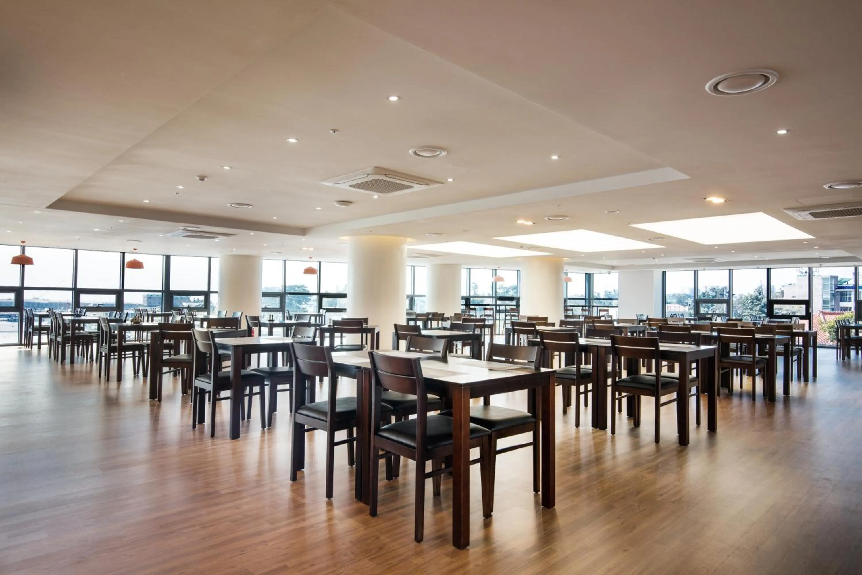 Restaurant/Places to Eat in Co-op City Hotel Harborview