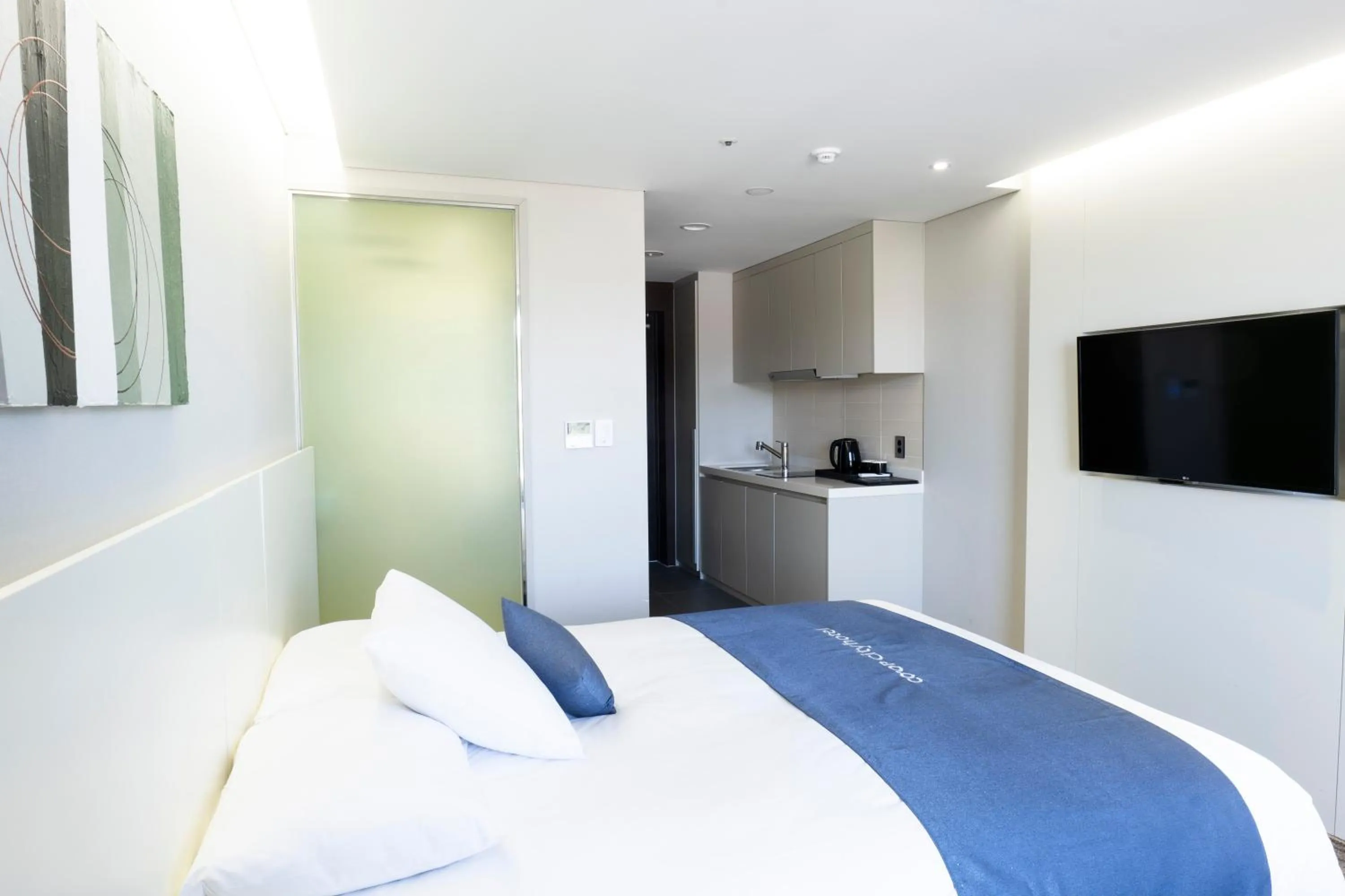 TV/Entertainment Center in Co-op City Hotel Harborview