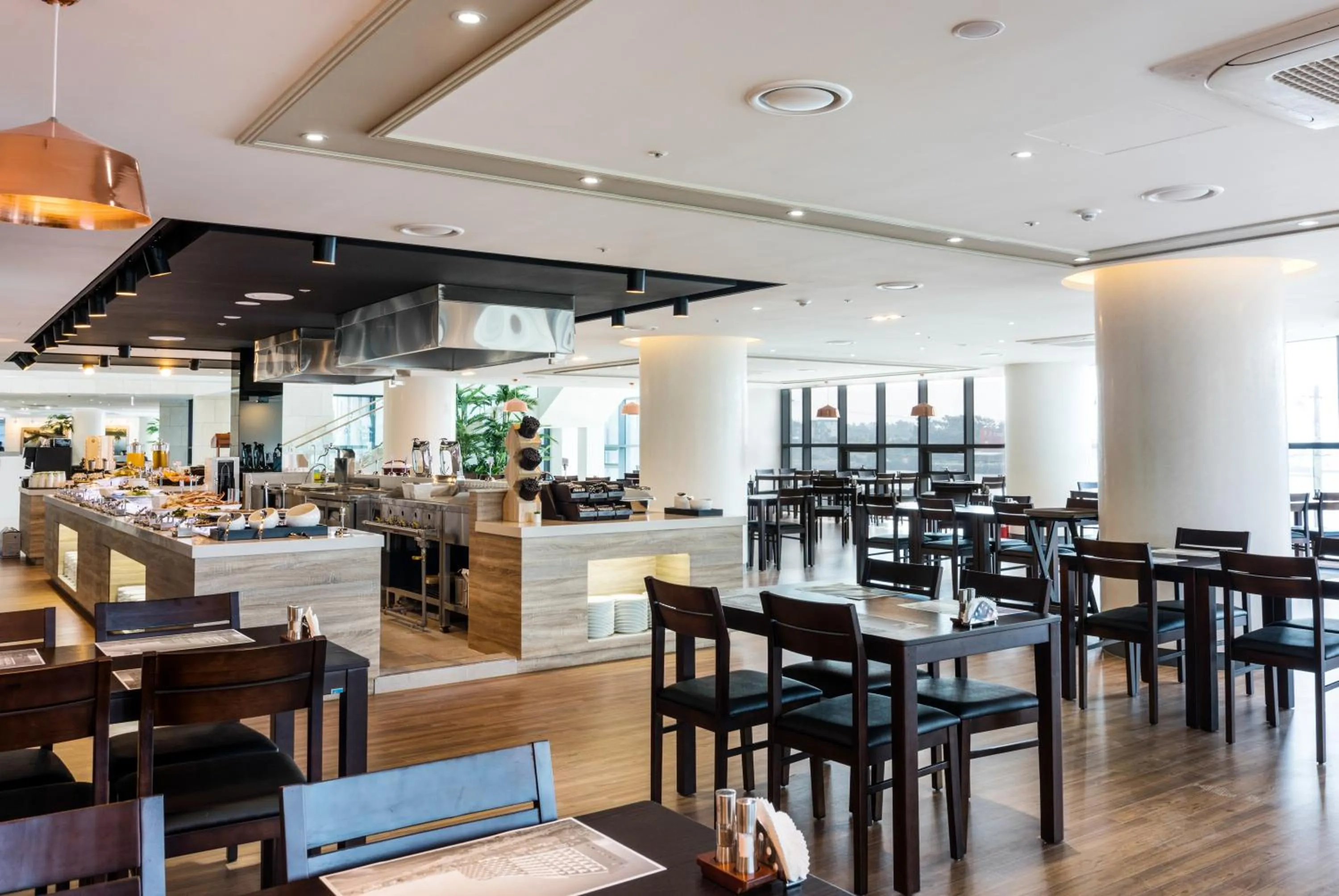 Restaurant/Places to Eat in Co-op City Hotel Harborview