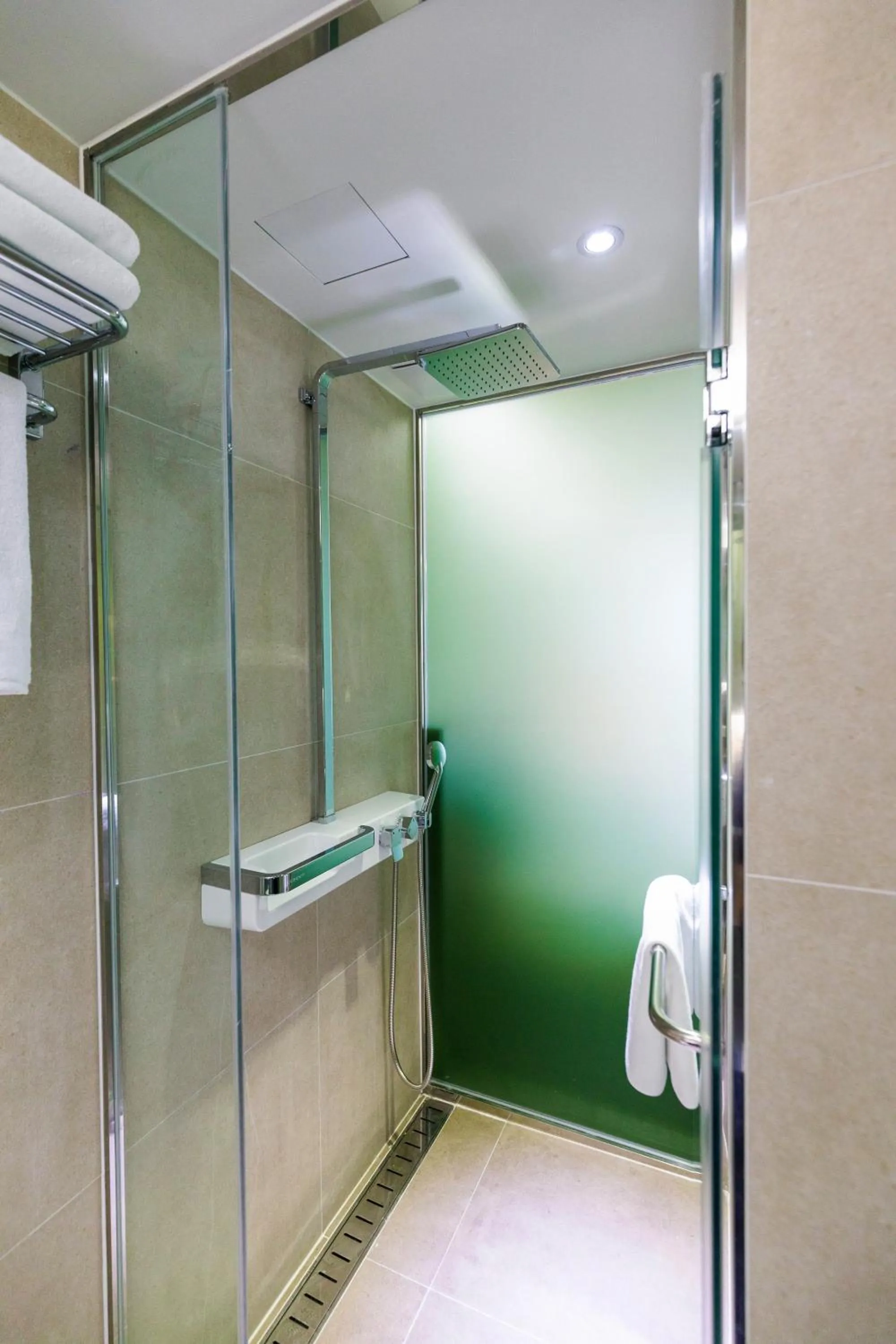 Bathroom in Co-op City Hotel Harborview