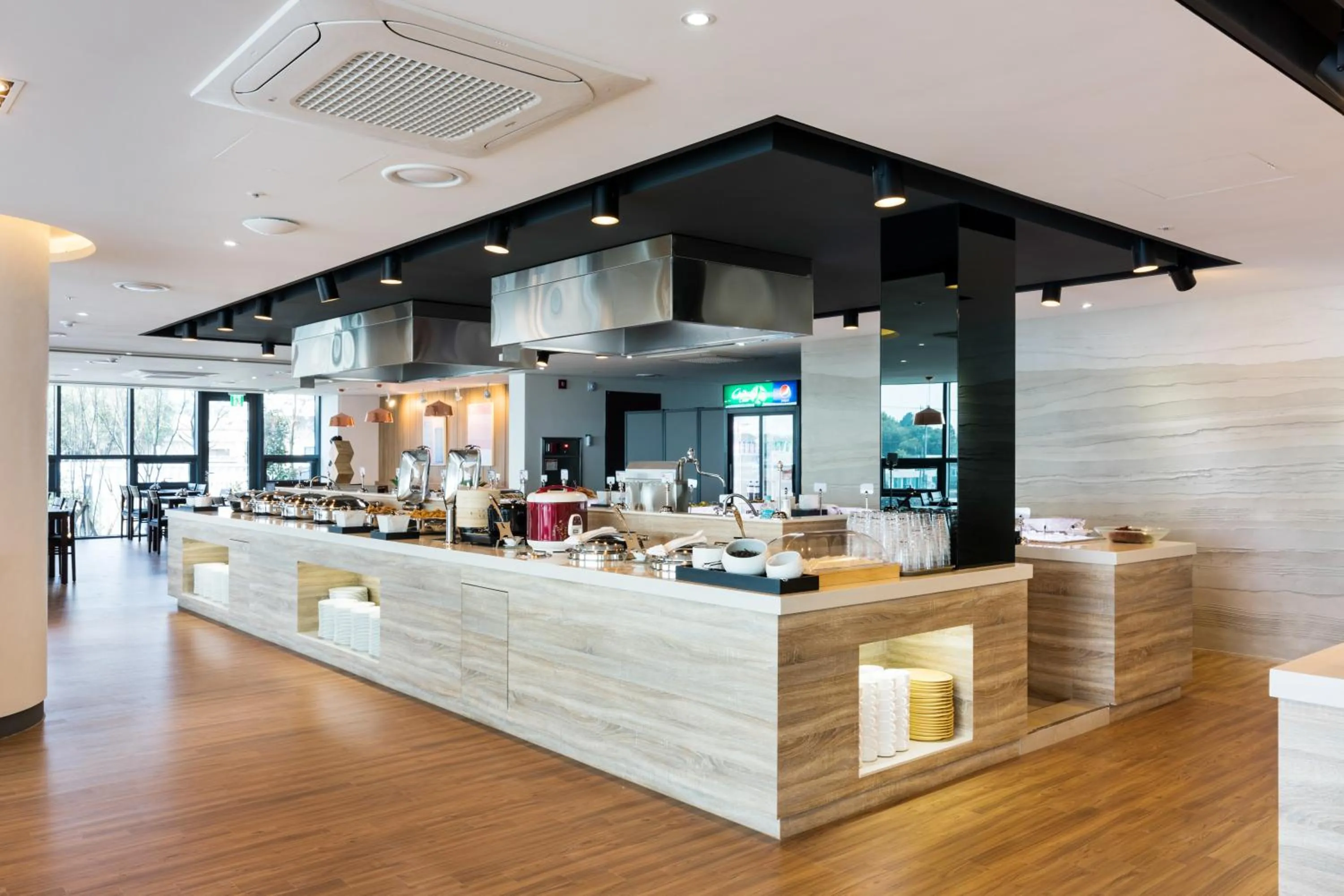 Restaurant/Places to Eat in Co-op City Hotel Harborview