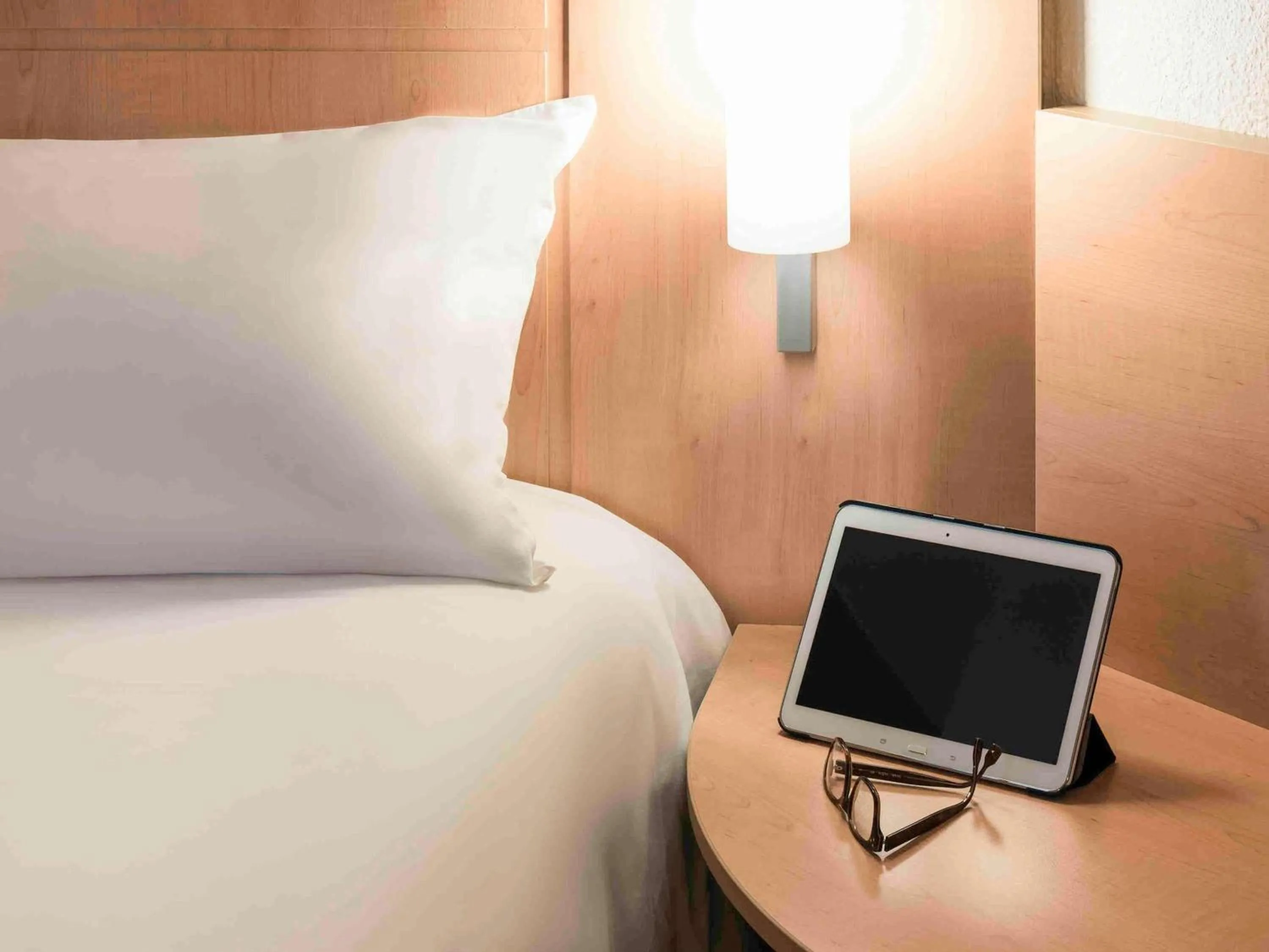 Bedroom, Bed in ibis Lyon Est Chaponnay