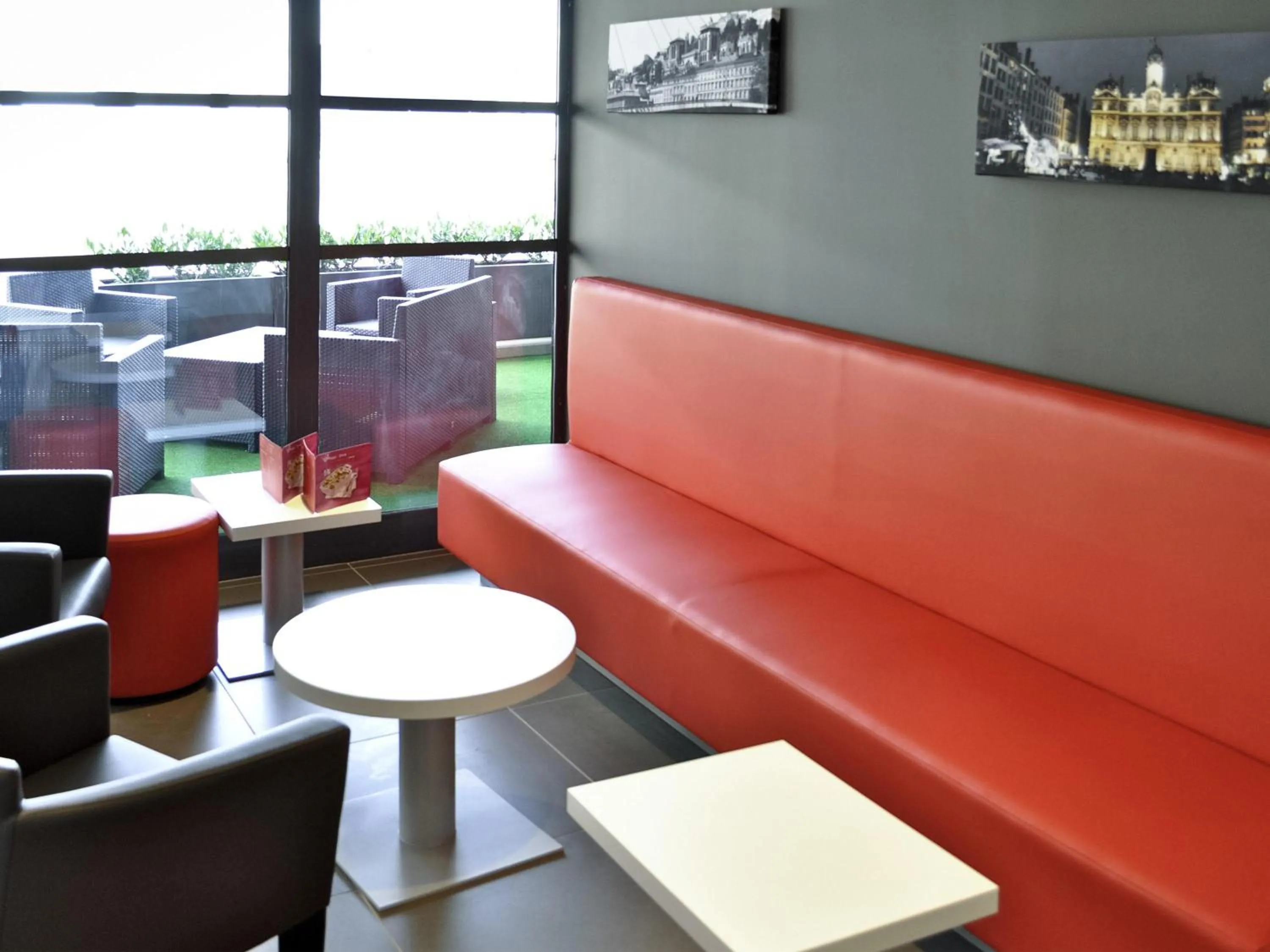 Lounge or bar in ibis Lyon Est Chaponnay