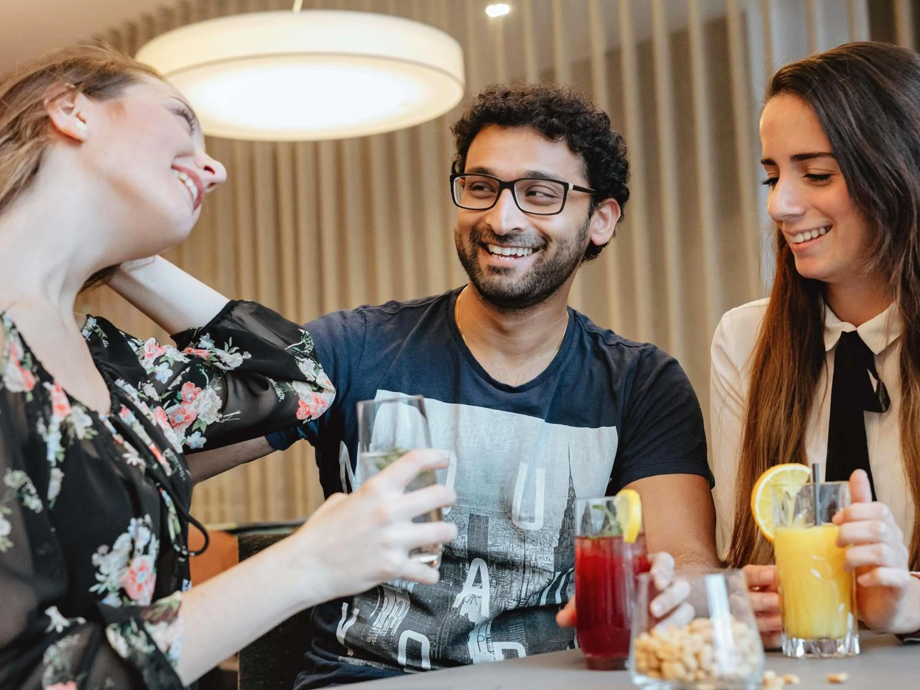 Lounge or bar in ibis Lyon Est Chaponnay