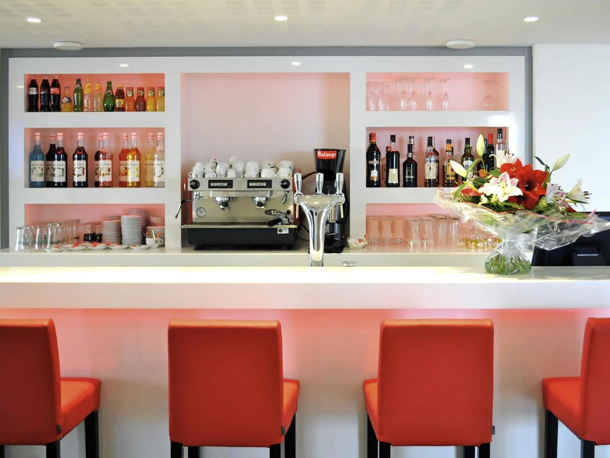 Lounge or bar in ibis Lyon Est Chaponnay