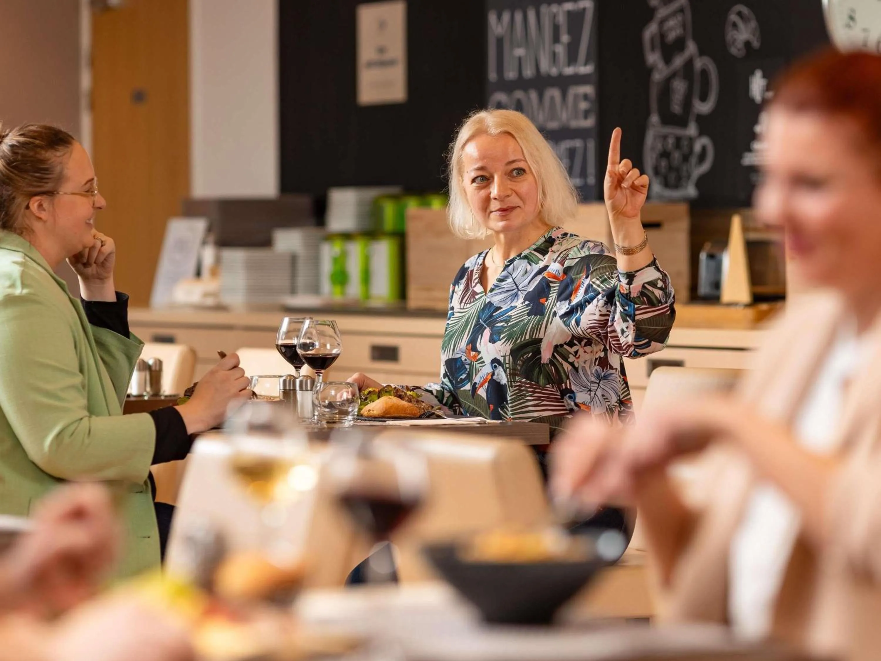 Restaurant/places to eat in ibis Lyon Est Chaponnay