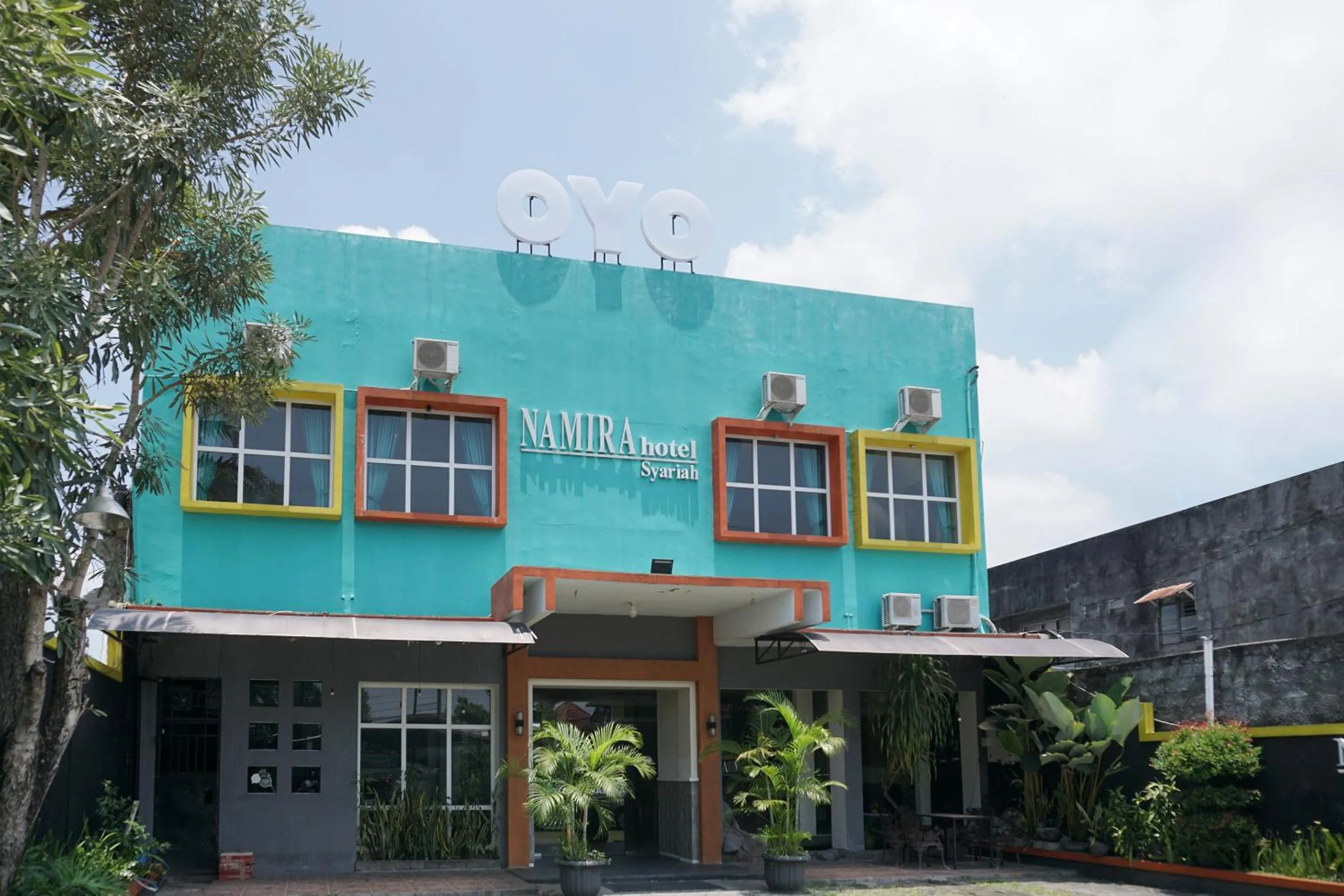 Facade/entrance in RedDoorz Syariah At Namira Hotel