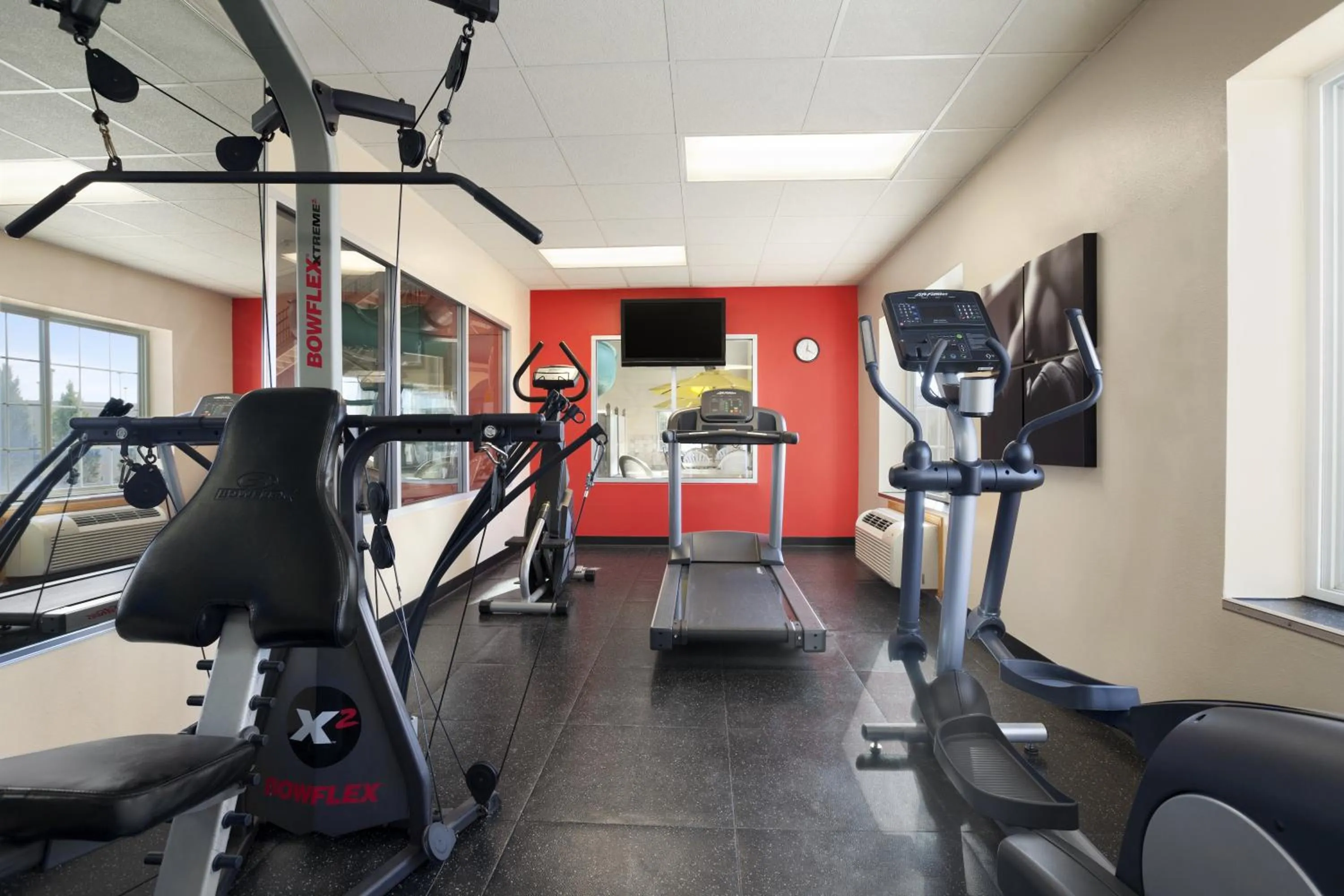 Fitness centre/facilities in Country Inn & Suites by Radisson Bismarck Waterpark