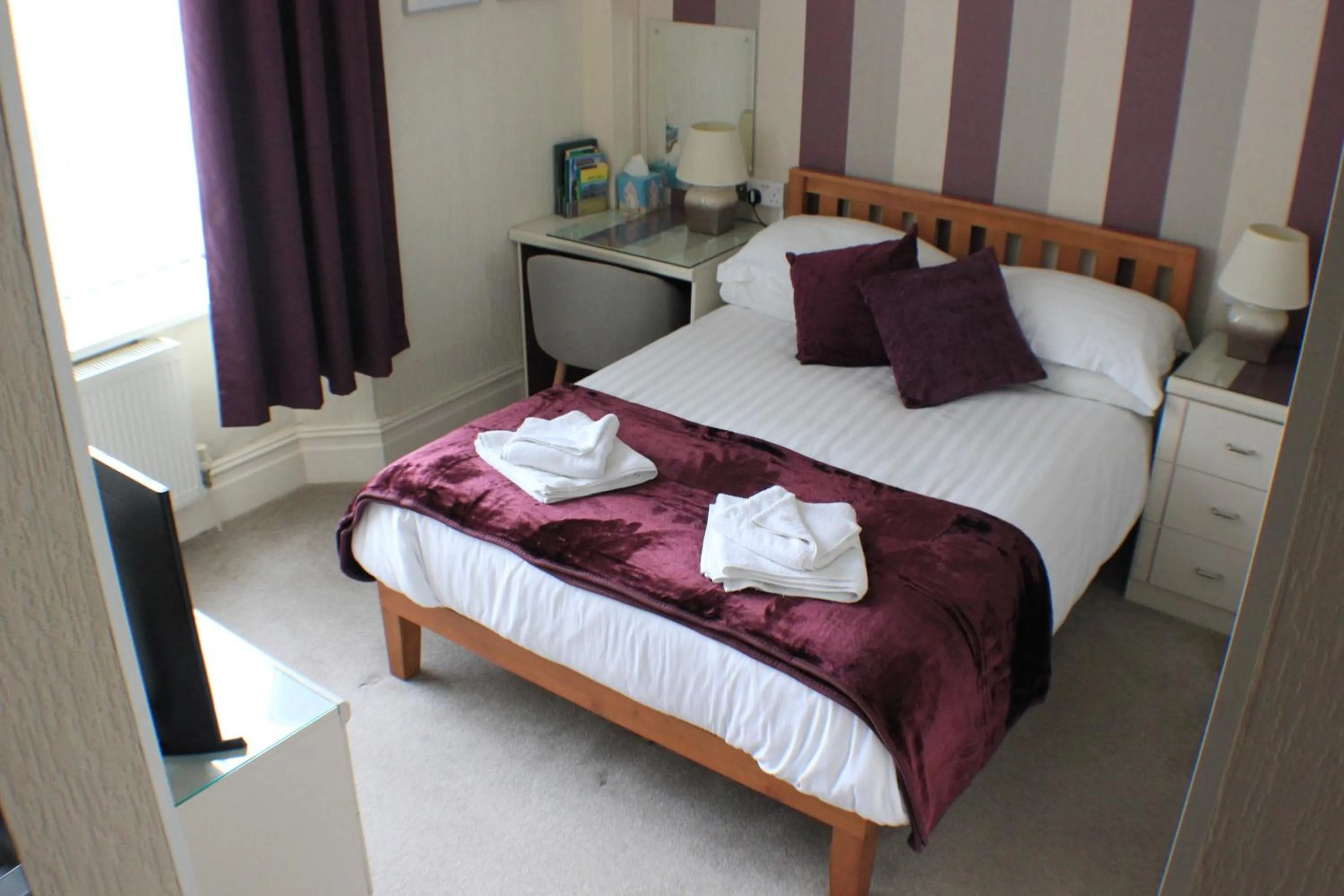 Photo of the whole room, Bed in Merritt Guest House B&B