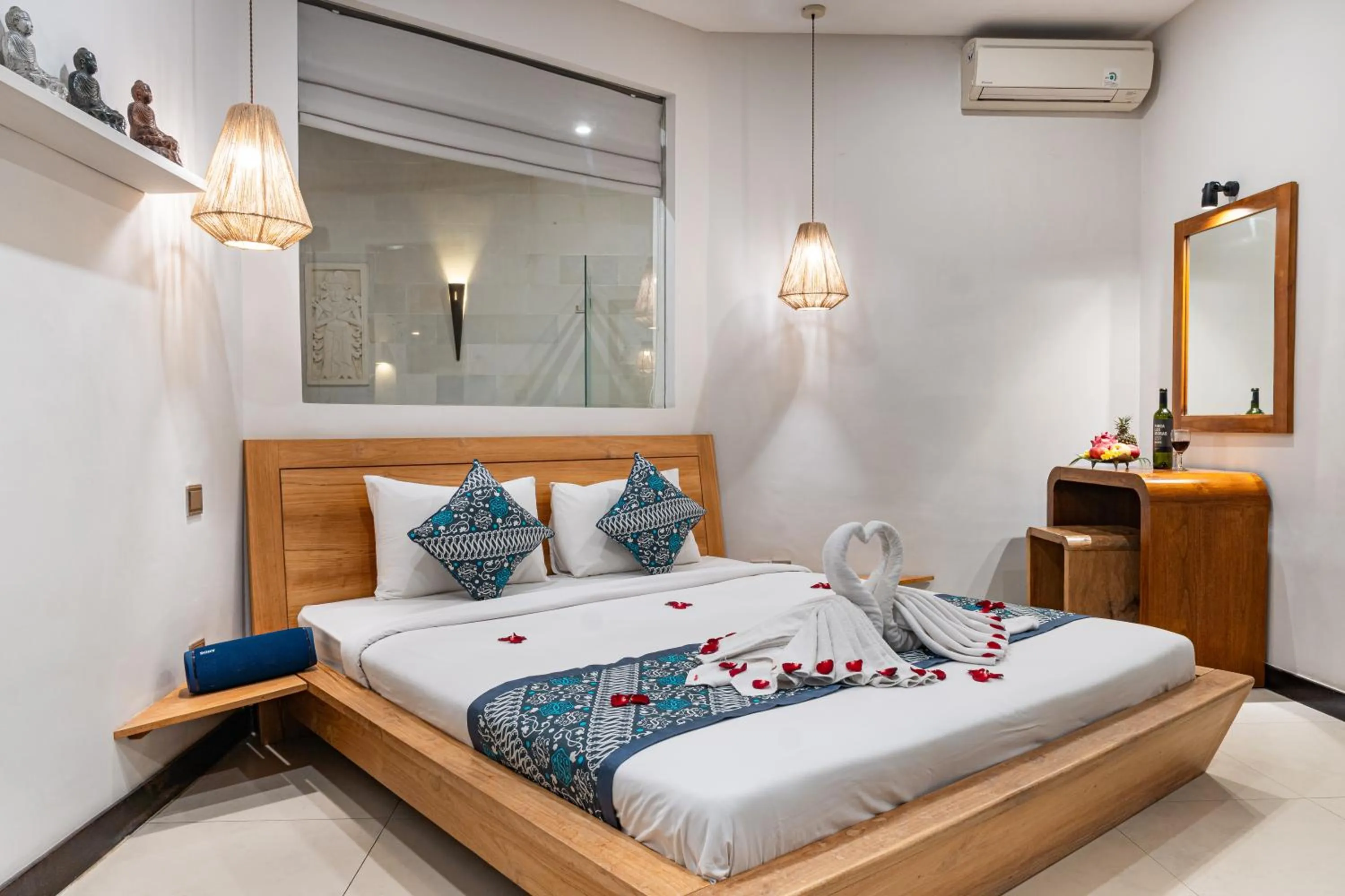 Bedroom, Bed in Luxury - Villa K - Central Seminyak