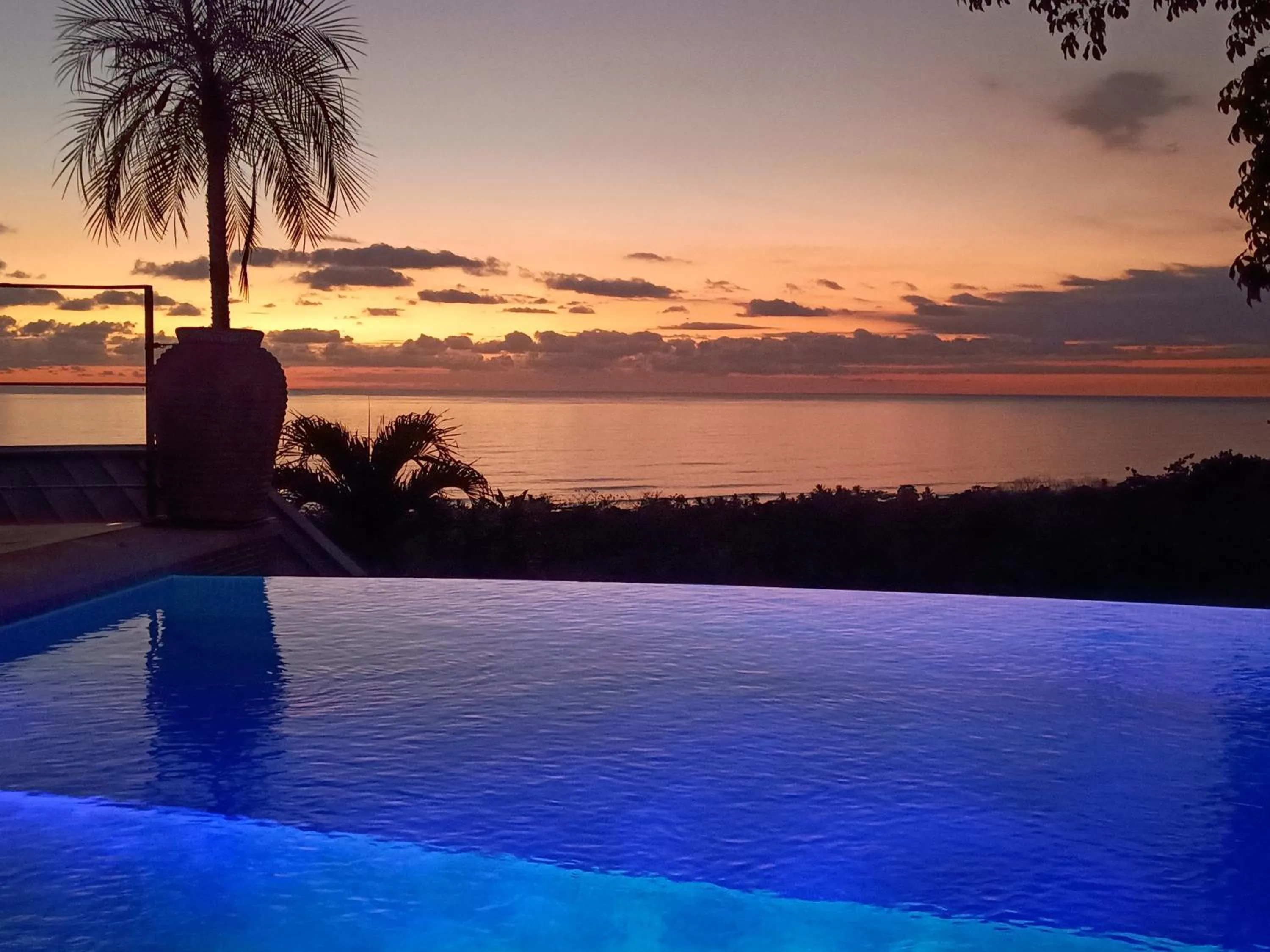 Swimming pool in Vista Naranja Ocean View - Suite Apartment