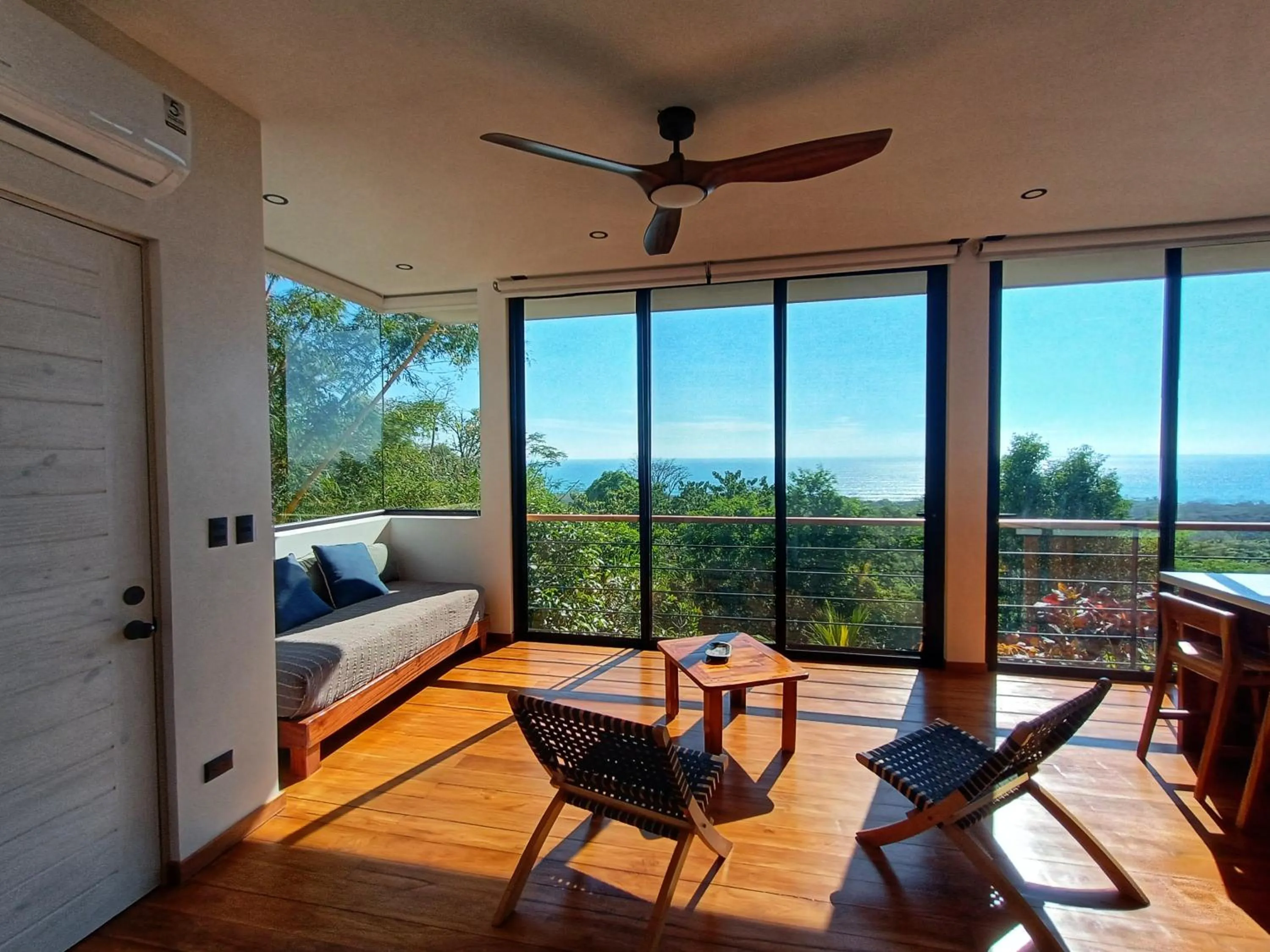 Day in Vista Naranja Ocean View - Suite Apartment