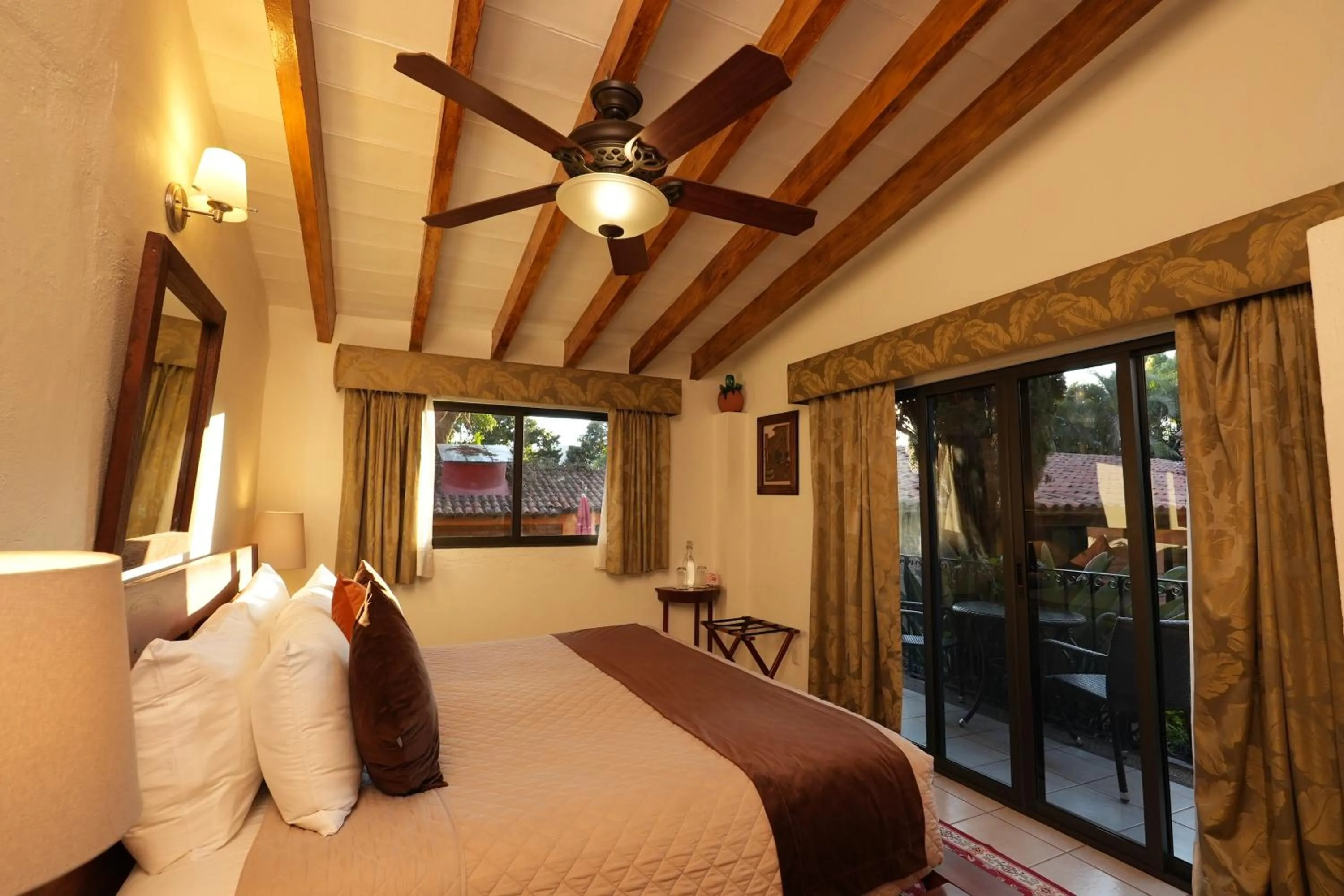 Bed in La Buena Vibra Wellness Resort & Spa