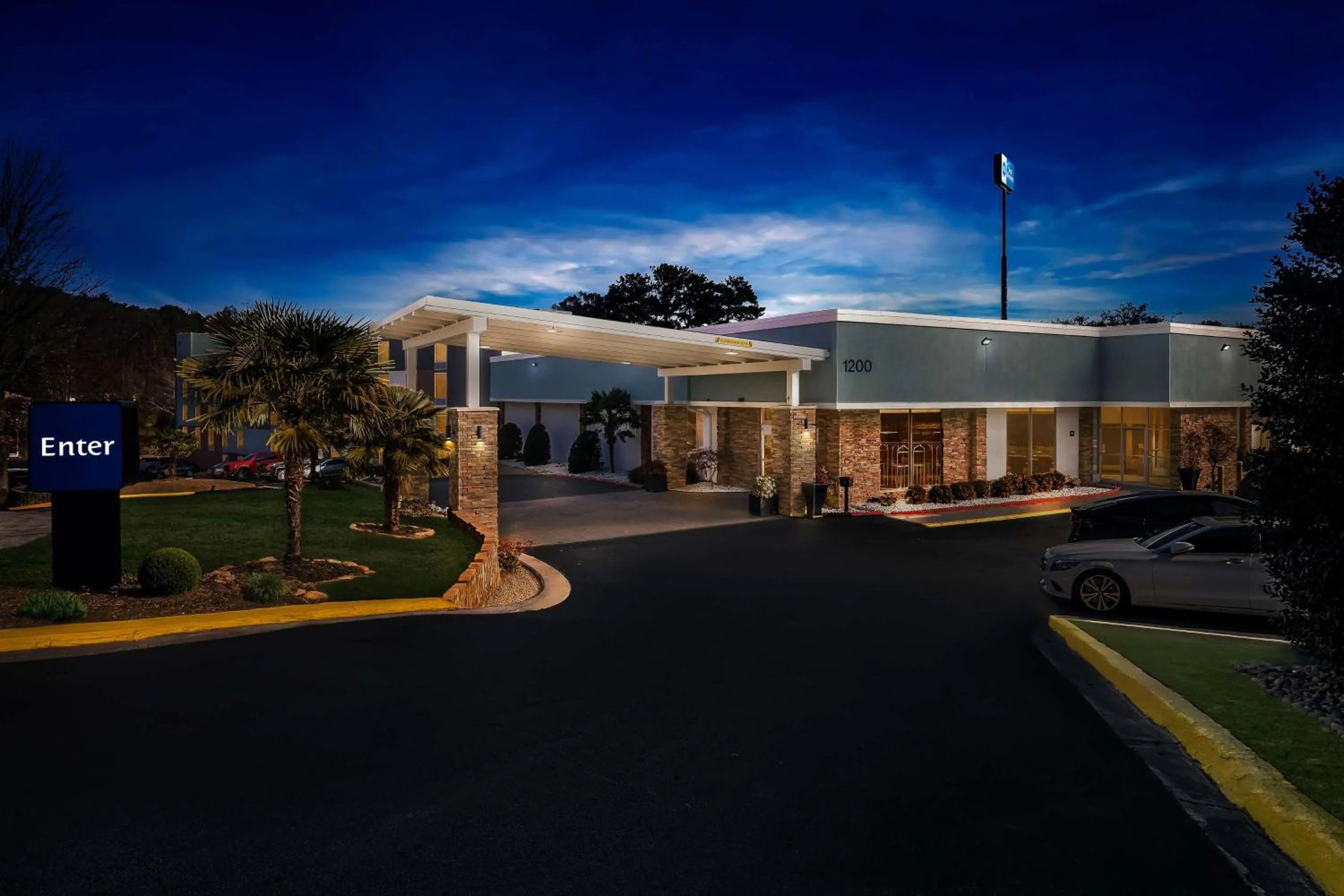 Property building in Best Western Atlanta Cumberland Galleria Hotel