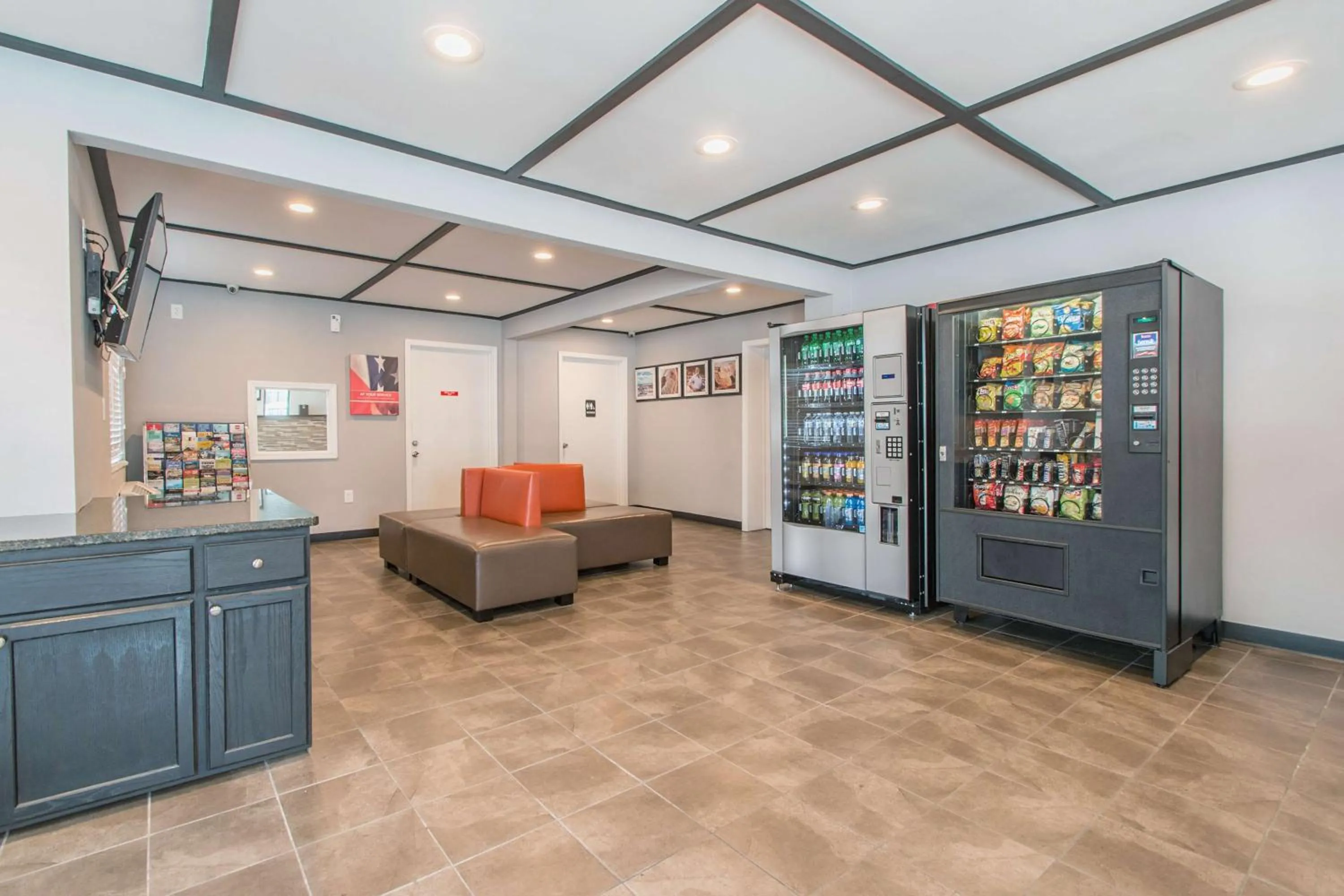 Communal lounge/ TV room in Motel 6-Norcross, GA - Atlanta Northeast