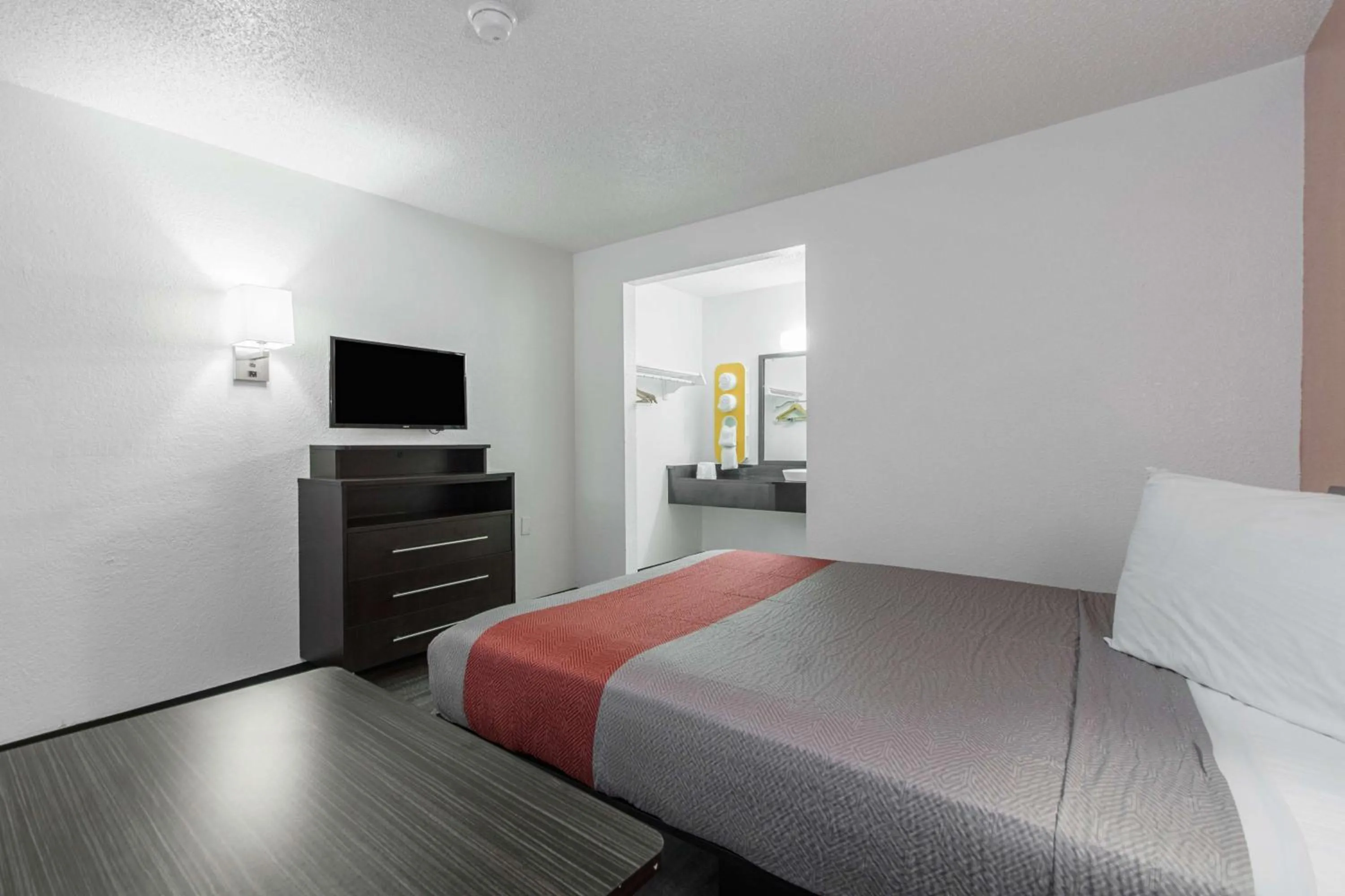 Bathroom, Bed in Motel 6-Norcross, GA - Atlanta Northeast