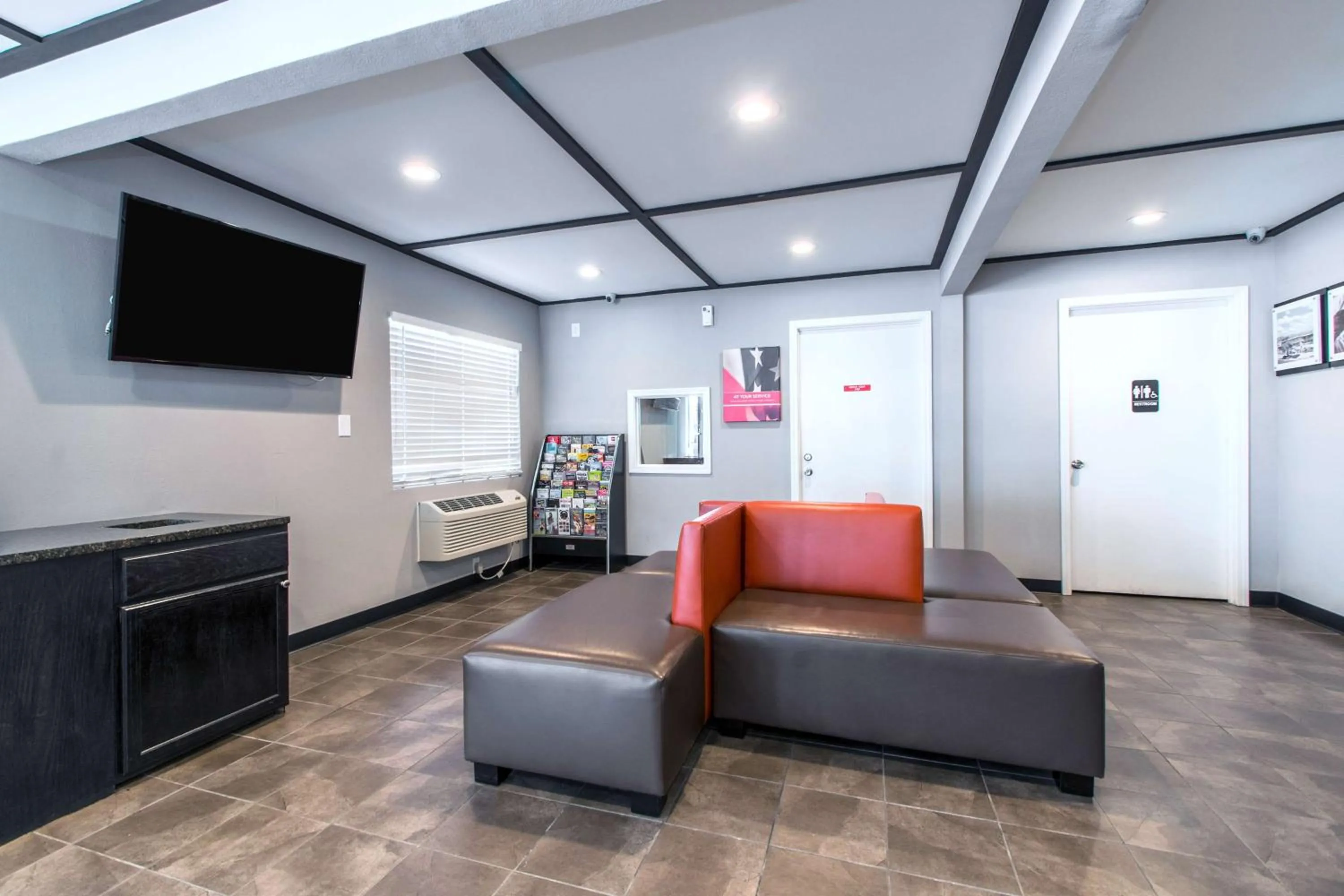 Communal lounge/ TV room in Motel 6-Norcross, GA - Atlanta Northeast