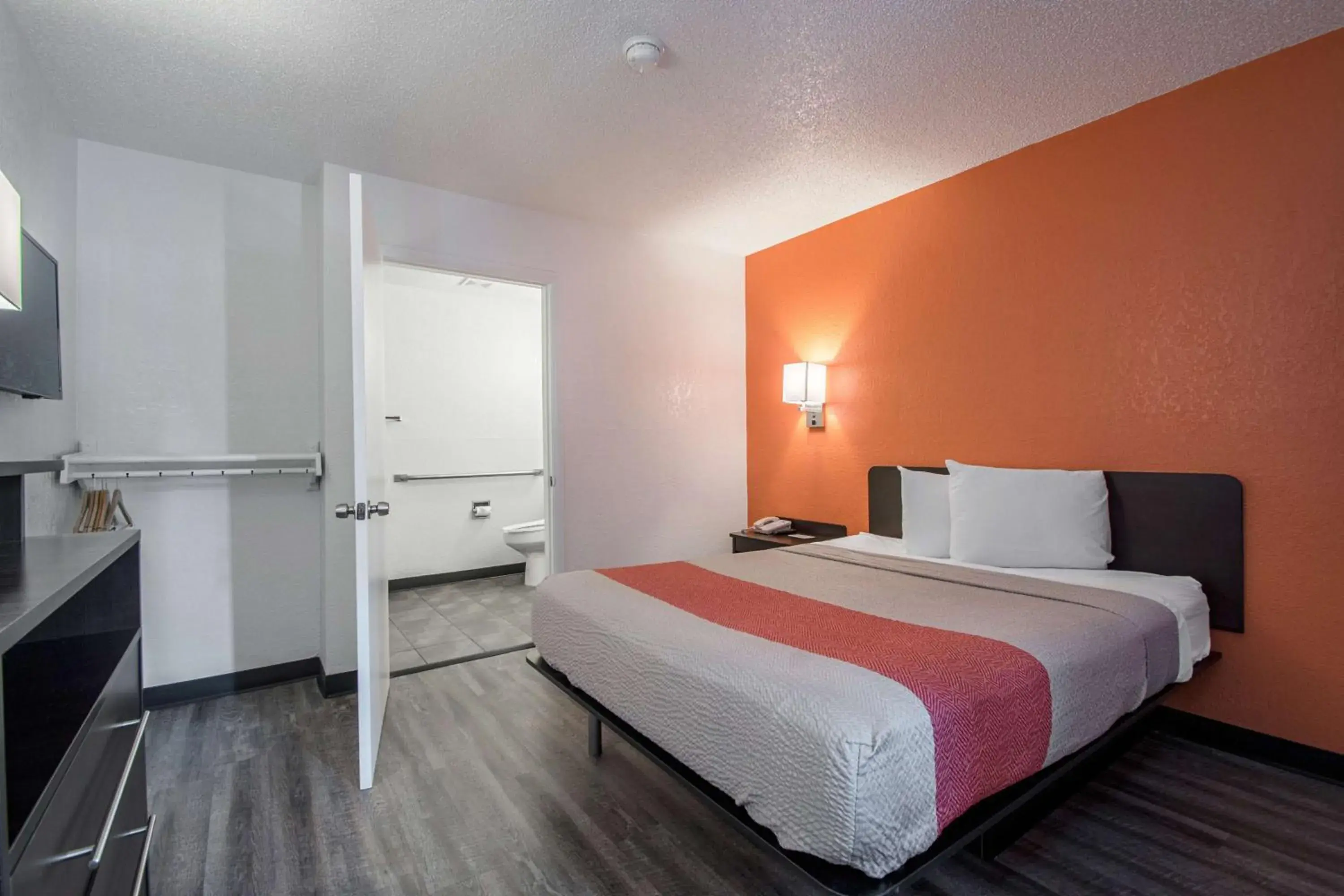 Queen Room - Non-Smoking in Motel 6-Norcross, GA - Atlanta Northeast Queen Room - Non-Smoking in Motel 6-Norcross, GA - Atlanta Northeast