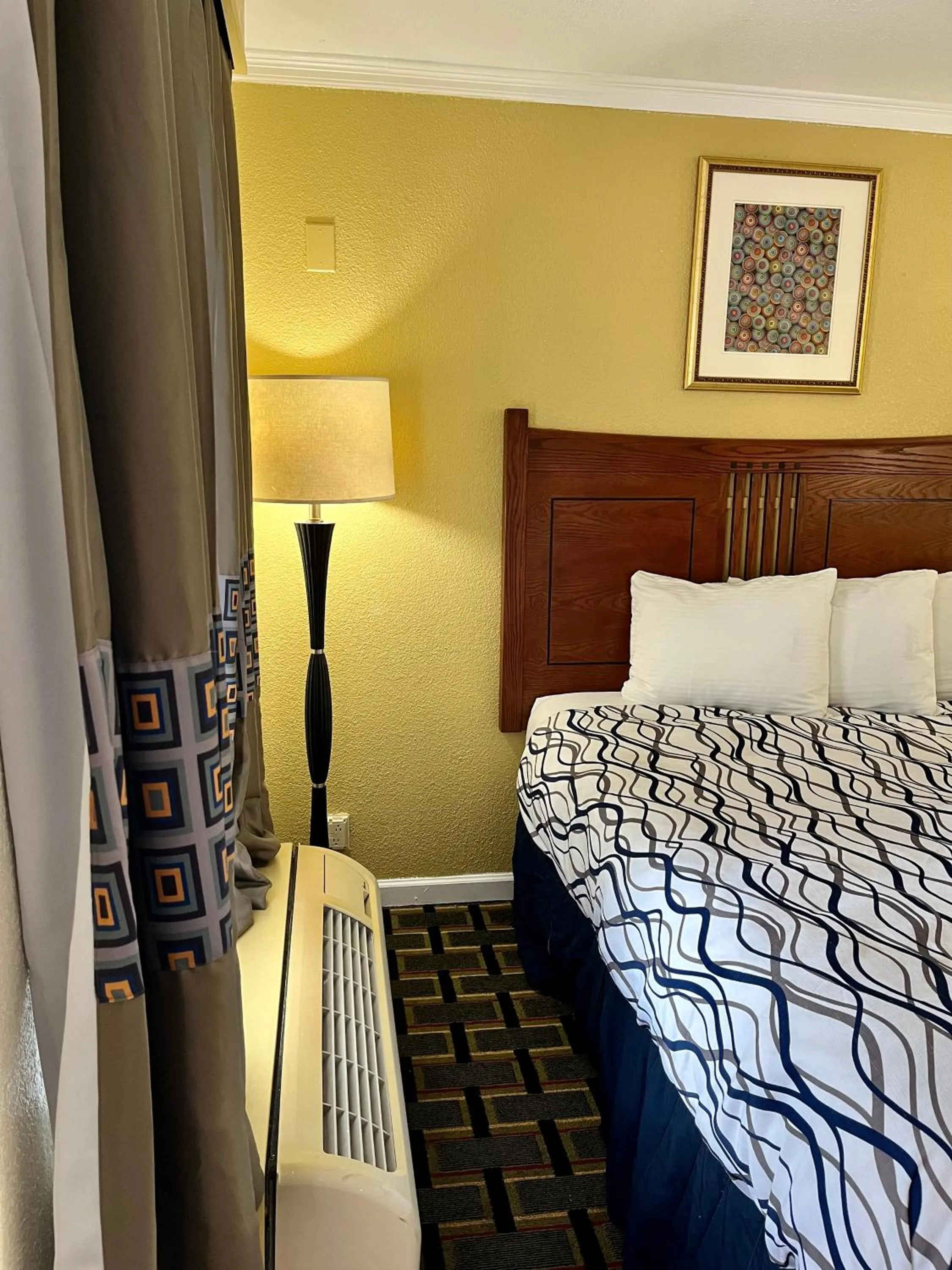 Bedroom, Bed in West Bank Inn