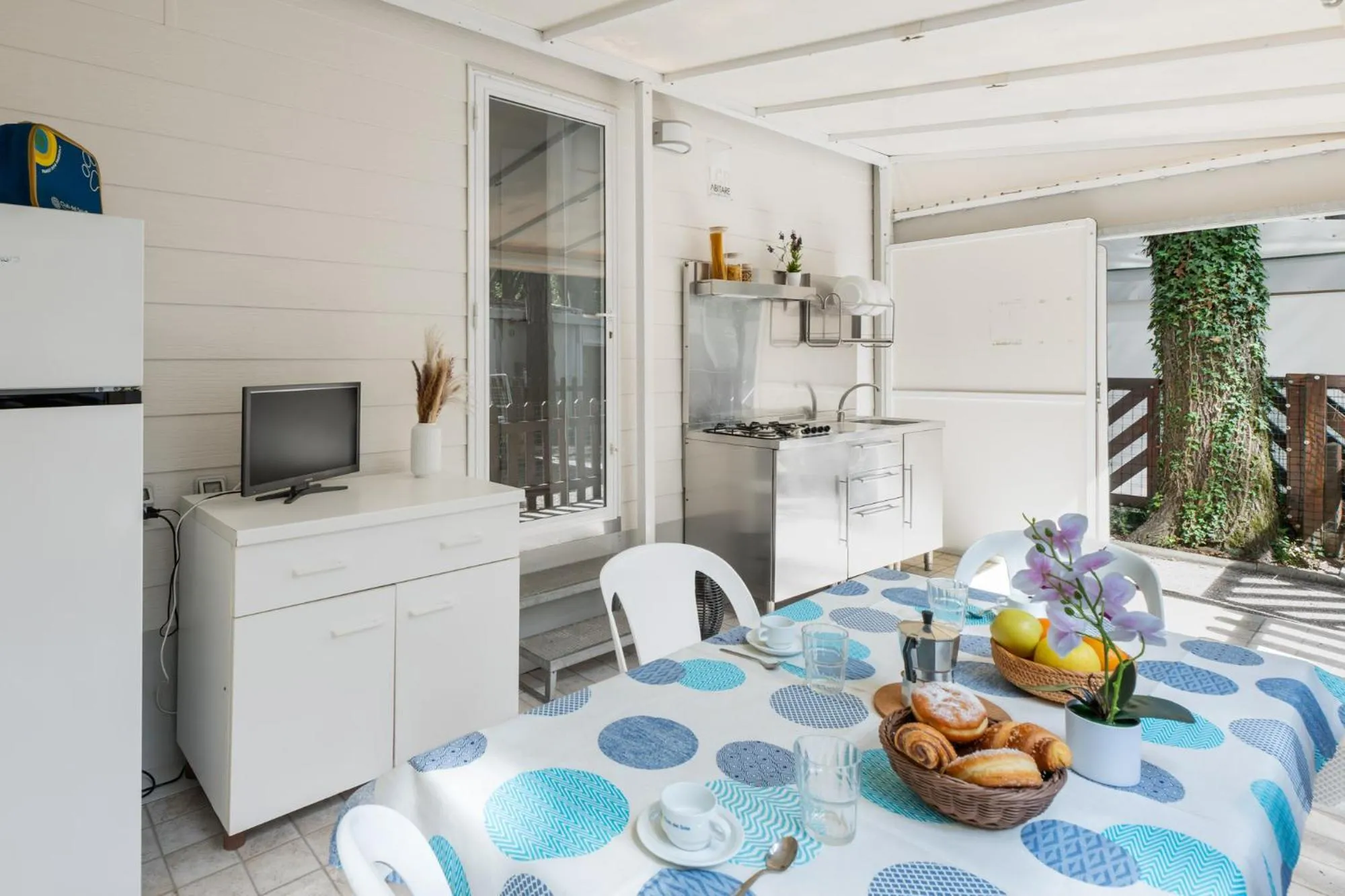 Kitchen or kitchenette in Club del Sole Marina Romea Easy Camping Village