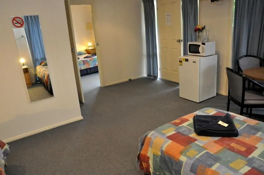 Bedroom, Bed in West City Motel