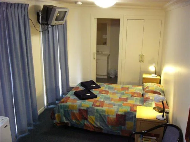 Bedroom, Bed in West City Motel
