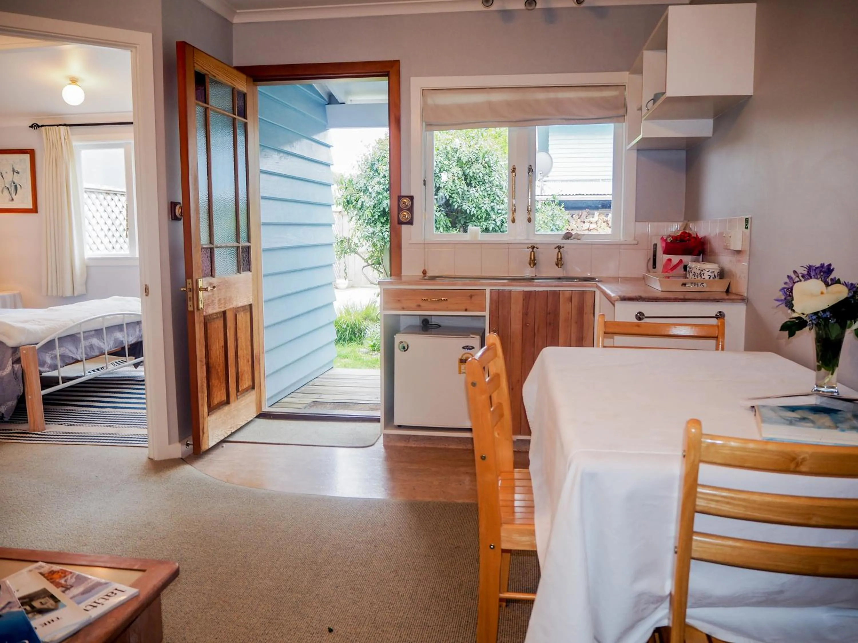 Kitchen or kitchenette, Bed in The Gables B&B