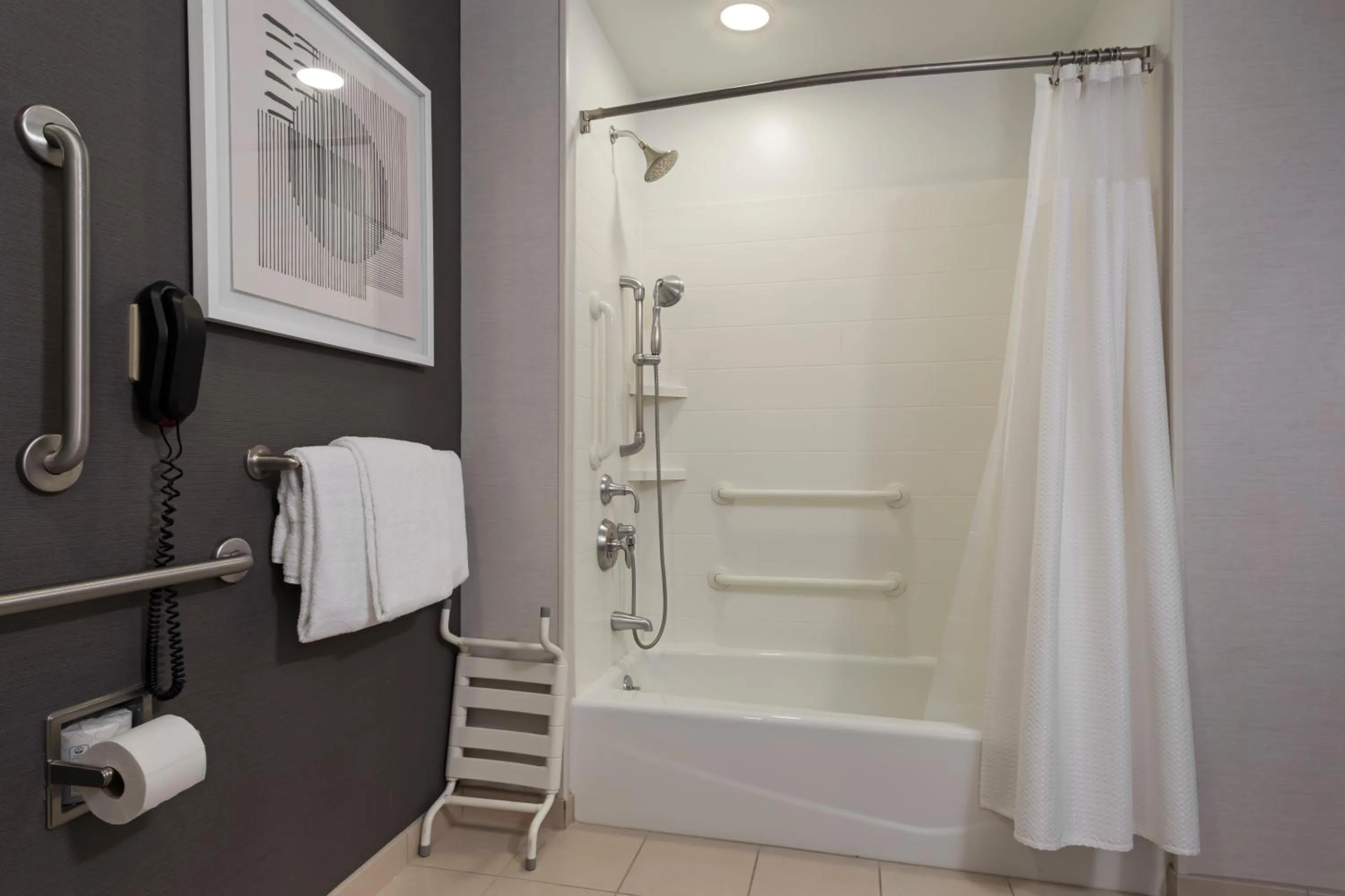 Bathroom in Courtyard Long Beach Airport