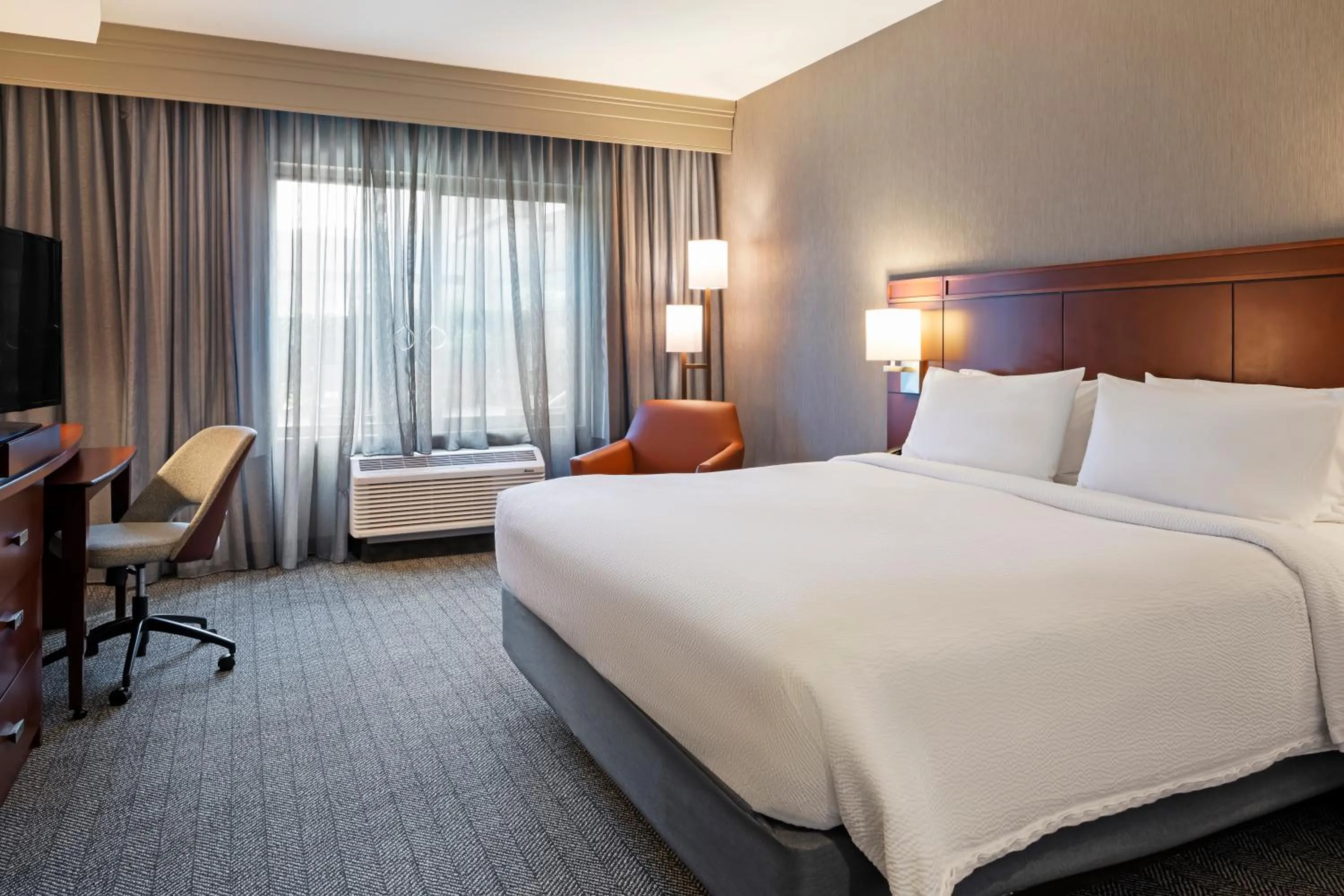 Bed in Courtyard Long Beach Airport