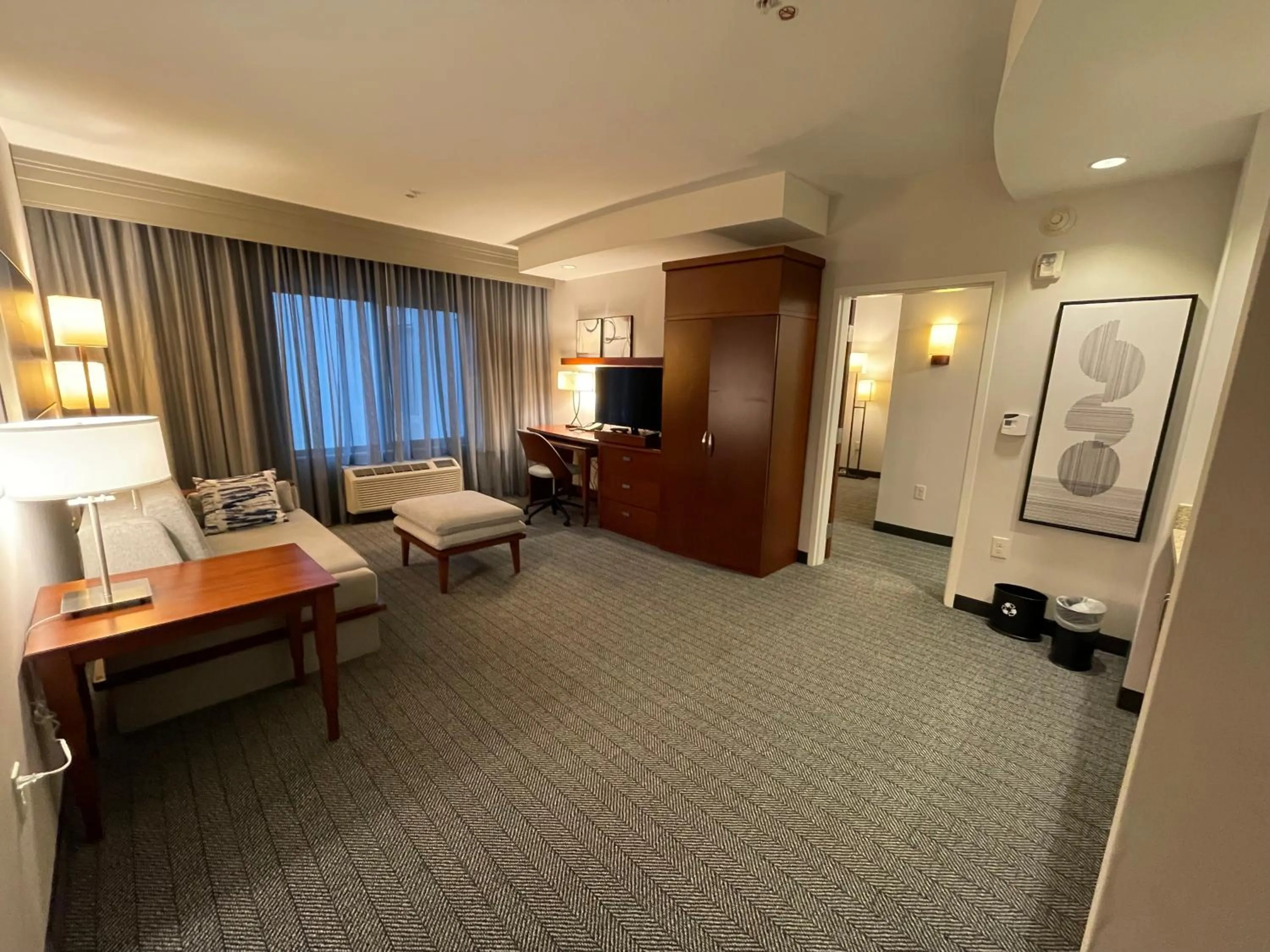 Living room in Courtyard Long Beach Airport