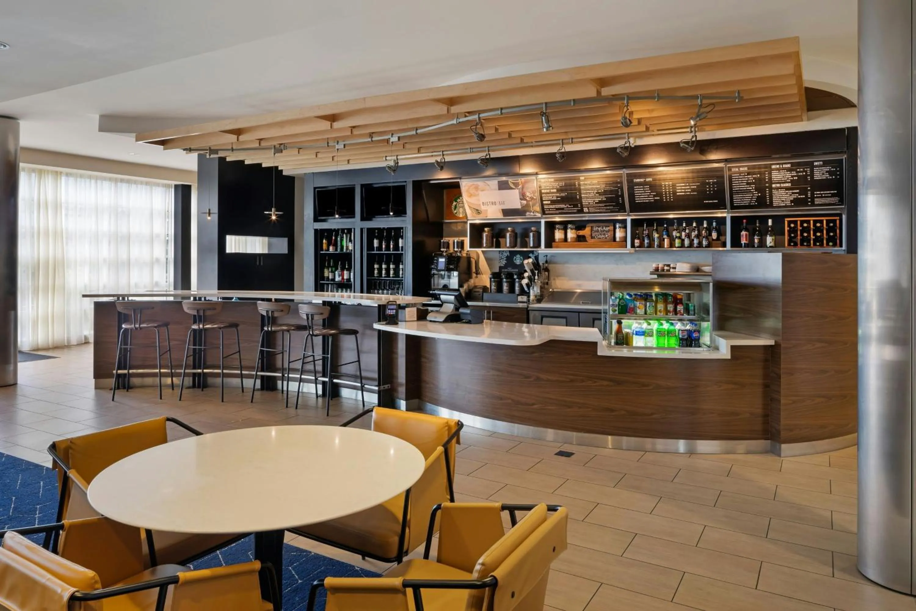 Lounge or bar in Courtyard Long Beach Airport