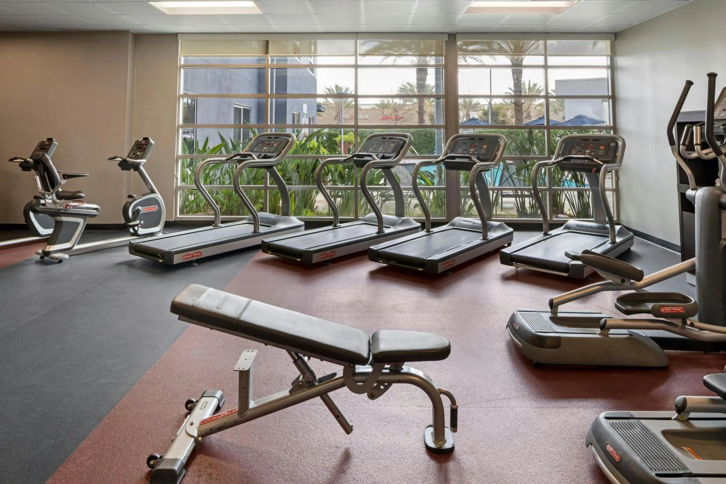 Fitness centre/facilities in Courtyard Long Beach Airport