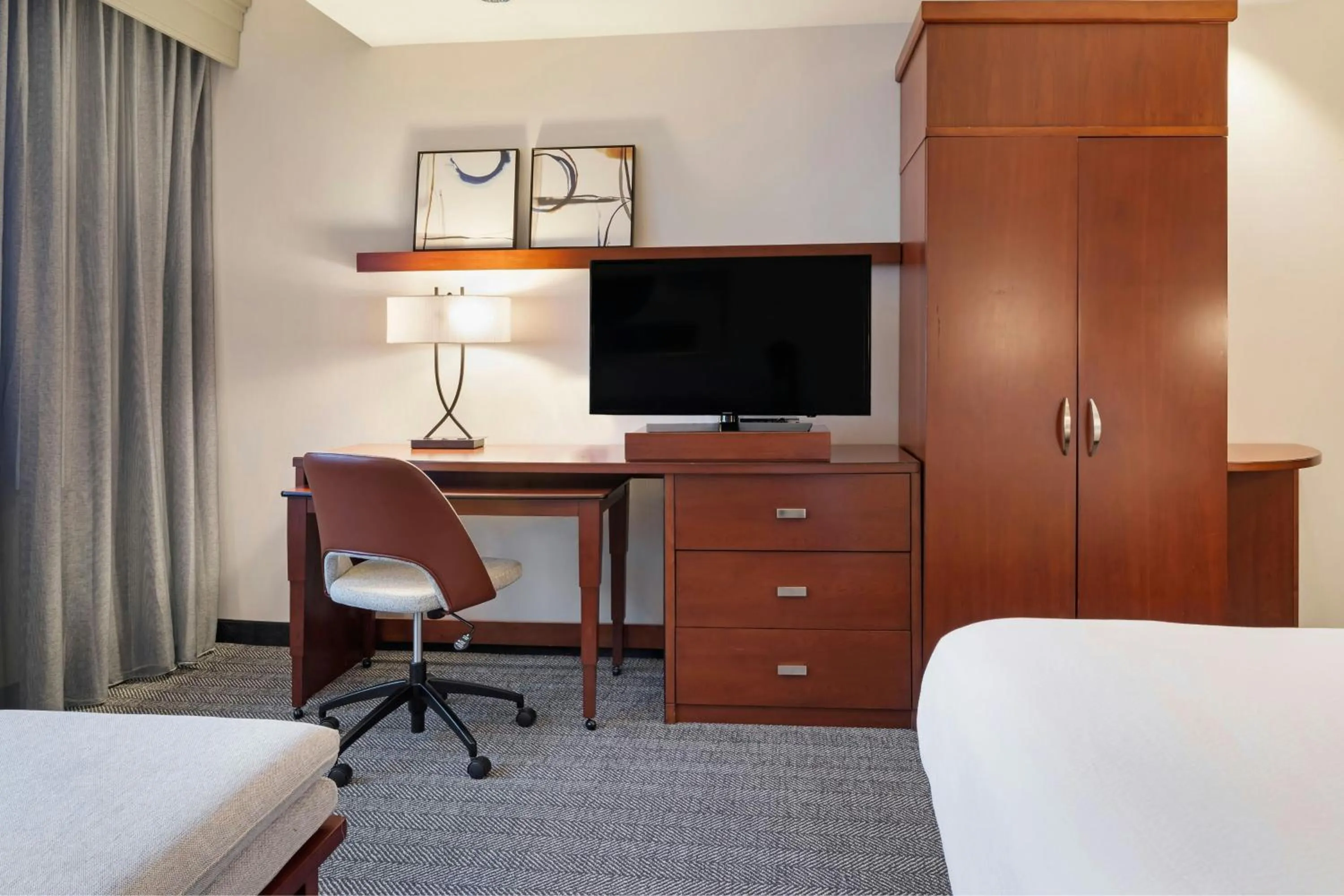 Photo of the whole room, Bed in Courtyard Long Beach Airport