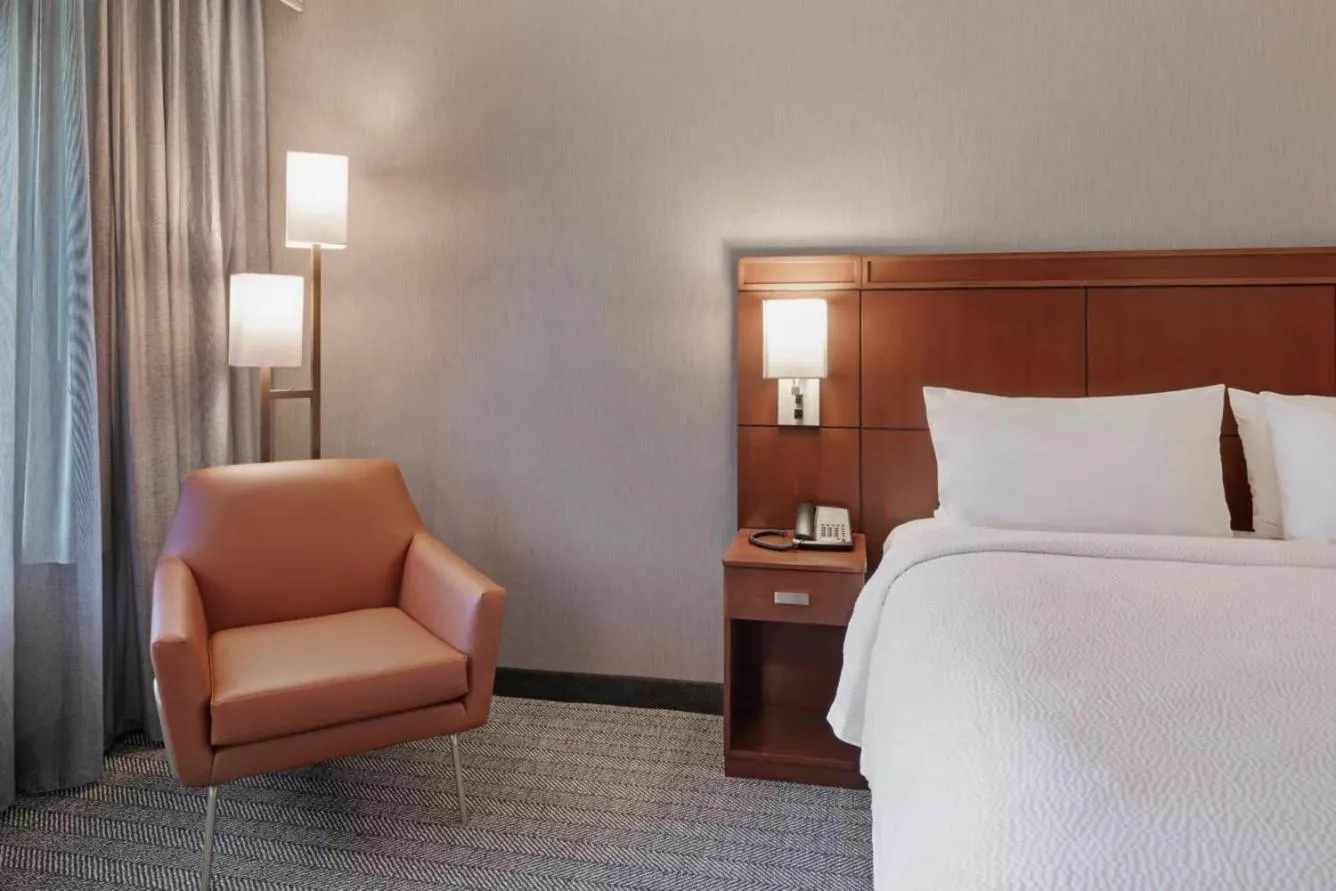 Bed in Courtyard Long Beach Airport