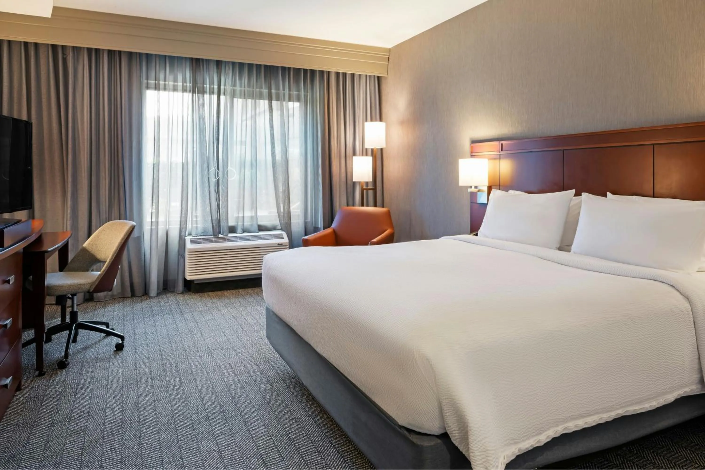 Photo of the whole room, Bed in Courtyard Long Beach Airport