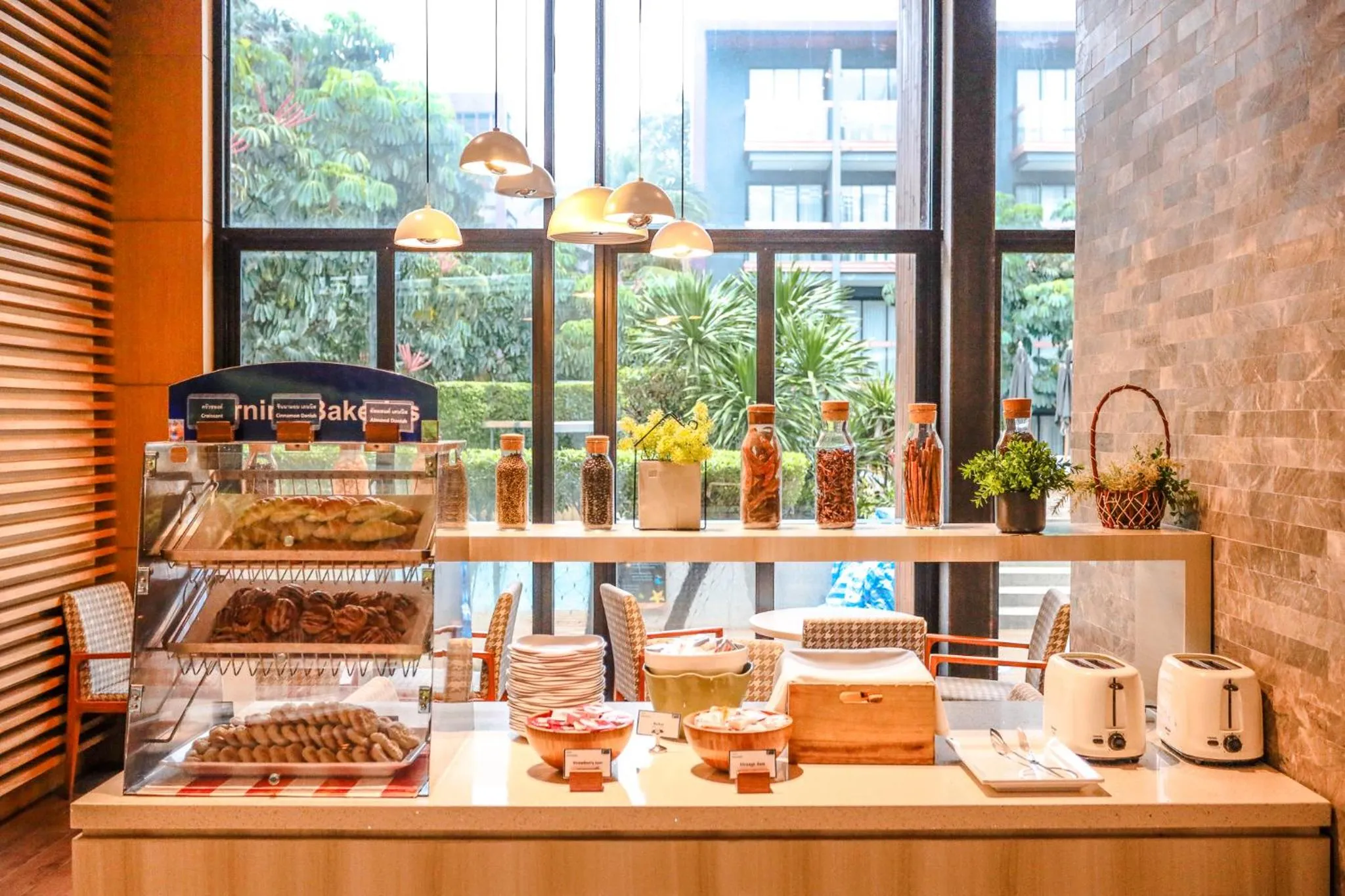 Restaurant/places to eat in Holiday Inn Express Phuket Patong Beach Central by IHG