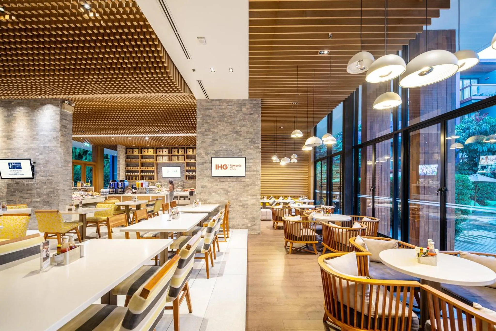 Restaurant/places to eat in Holiday Inn Express Phuket Patong Beach Central by IHG