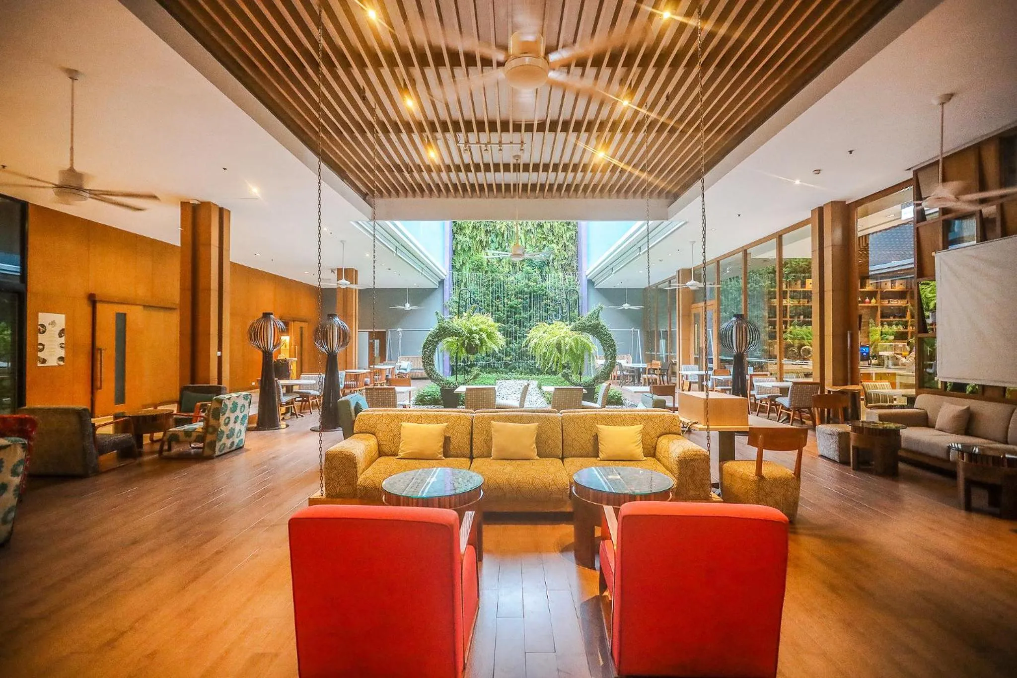 Lobby or reception in Holiday Inn Express Phuket Patong Beach Central by IHG