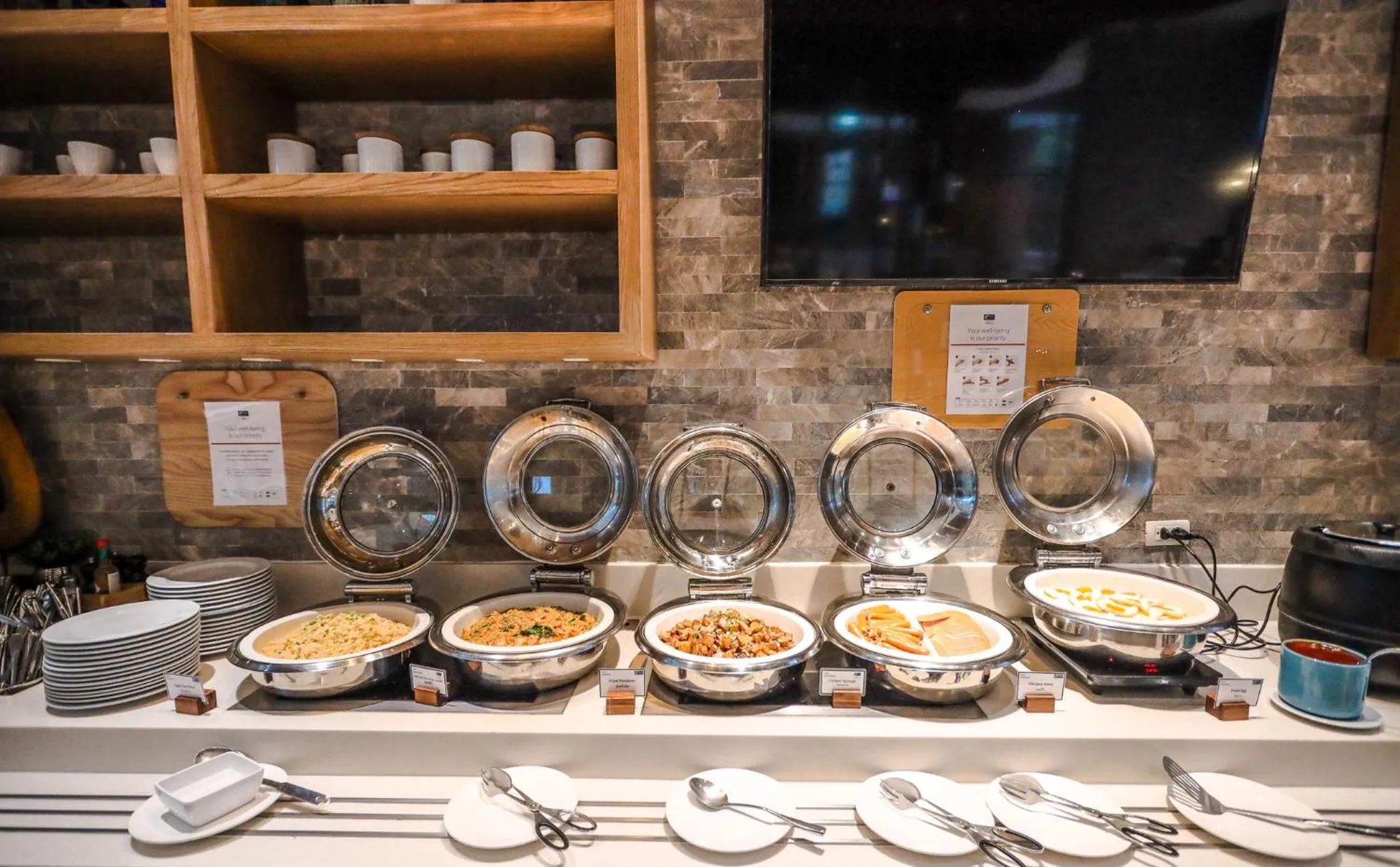 Restaurant/places to eat in Holiday Inn Express Phuket Patong Beach Central by IHG