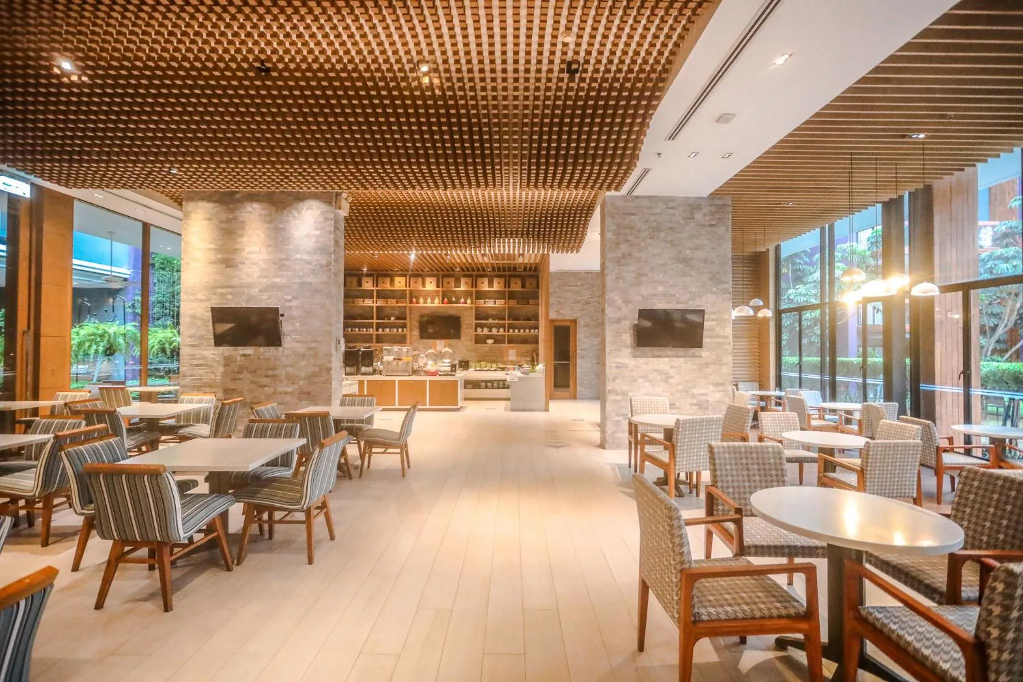 Food and drinks in Holiday Inn Express Phuket Patong Beach Central by IHG