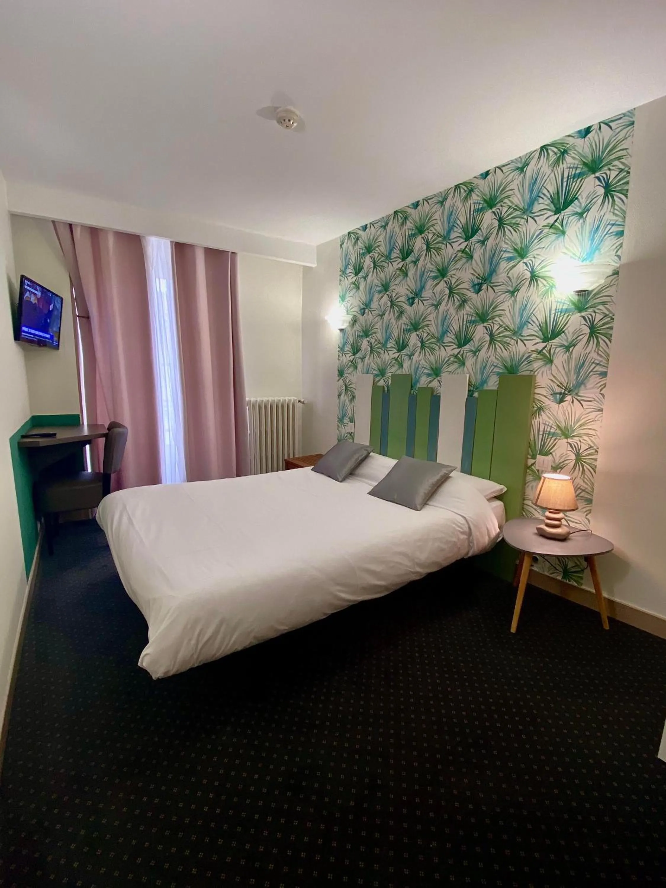 Photo of the whole room, Bed in Hôtel Le Centre