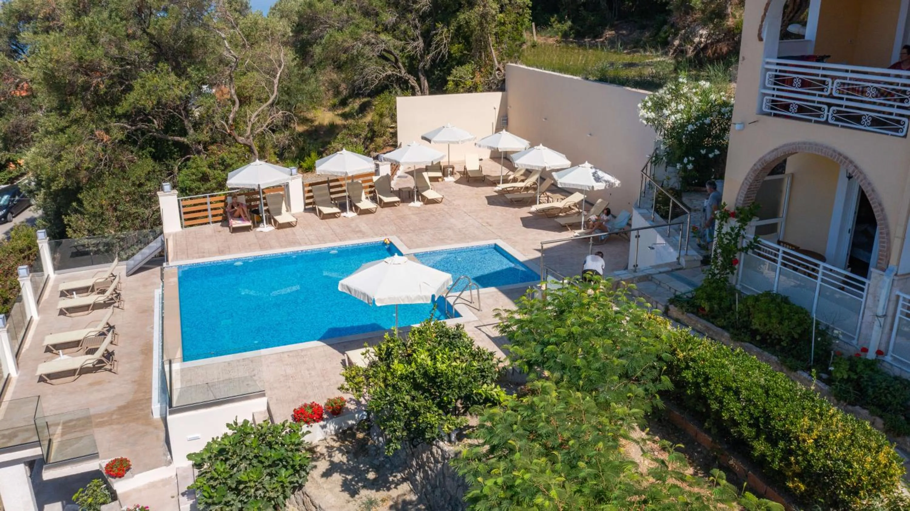 Property building in Mazis Apartments