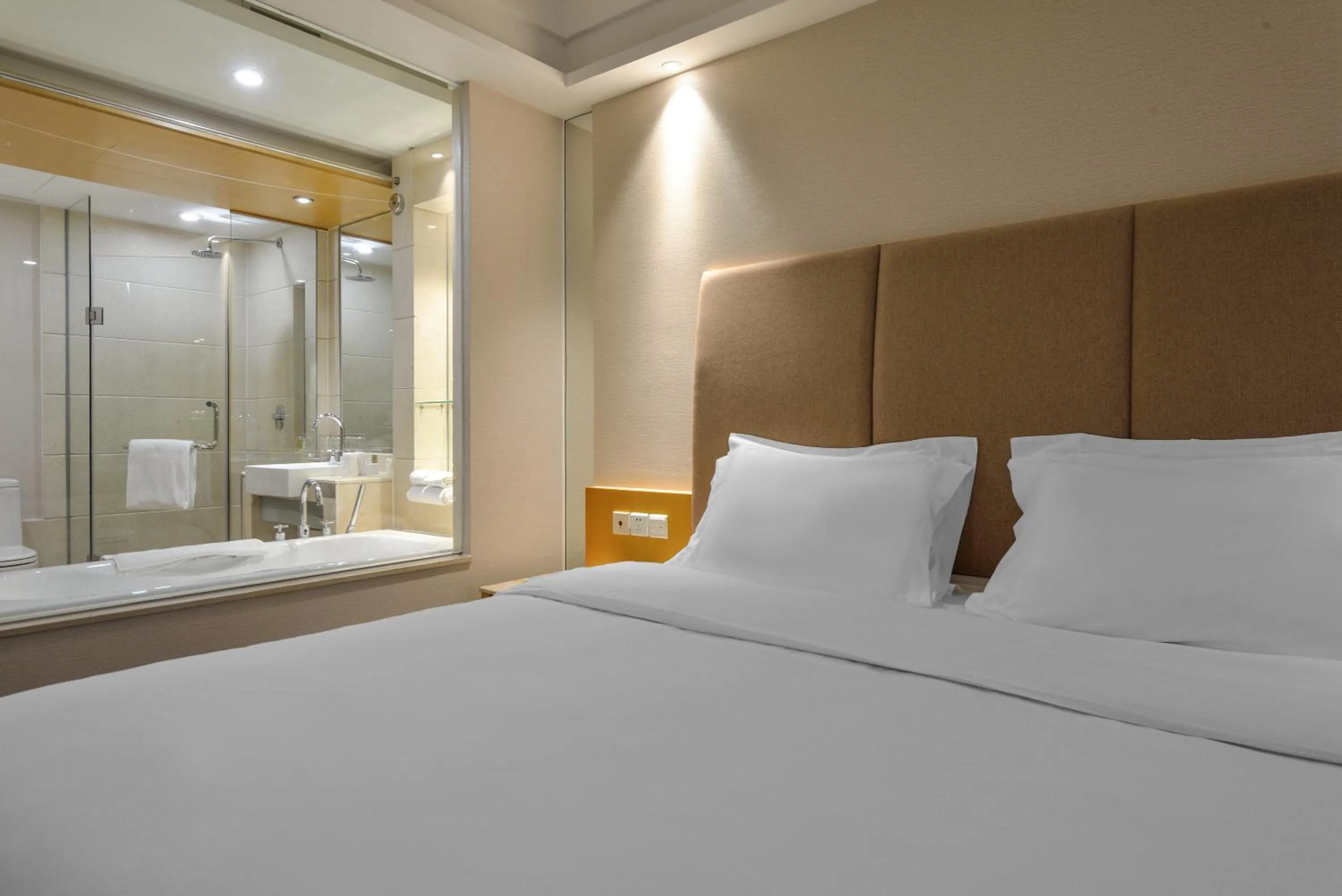 Bed in Bayshore Hotel Dalian