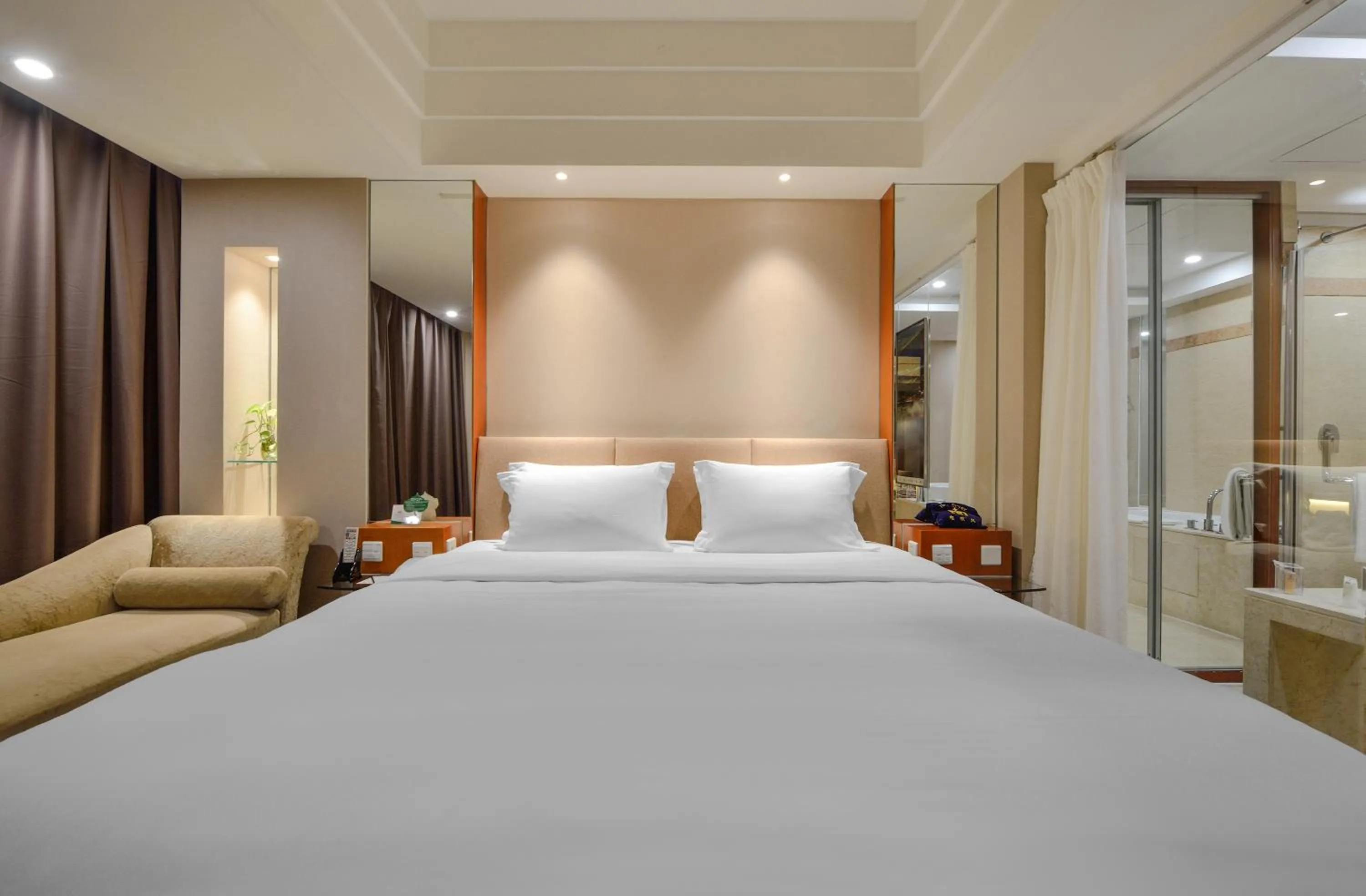 Bed in Bayshore Hotel Dalian